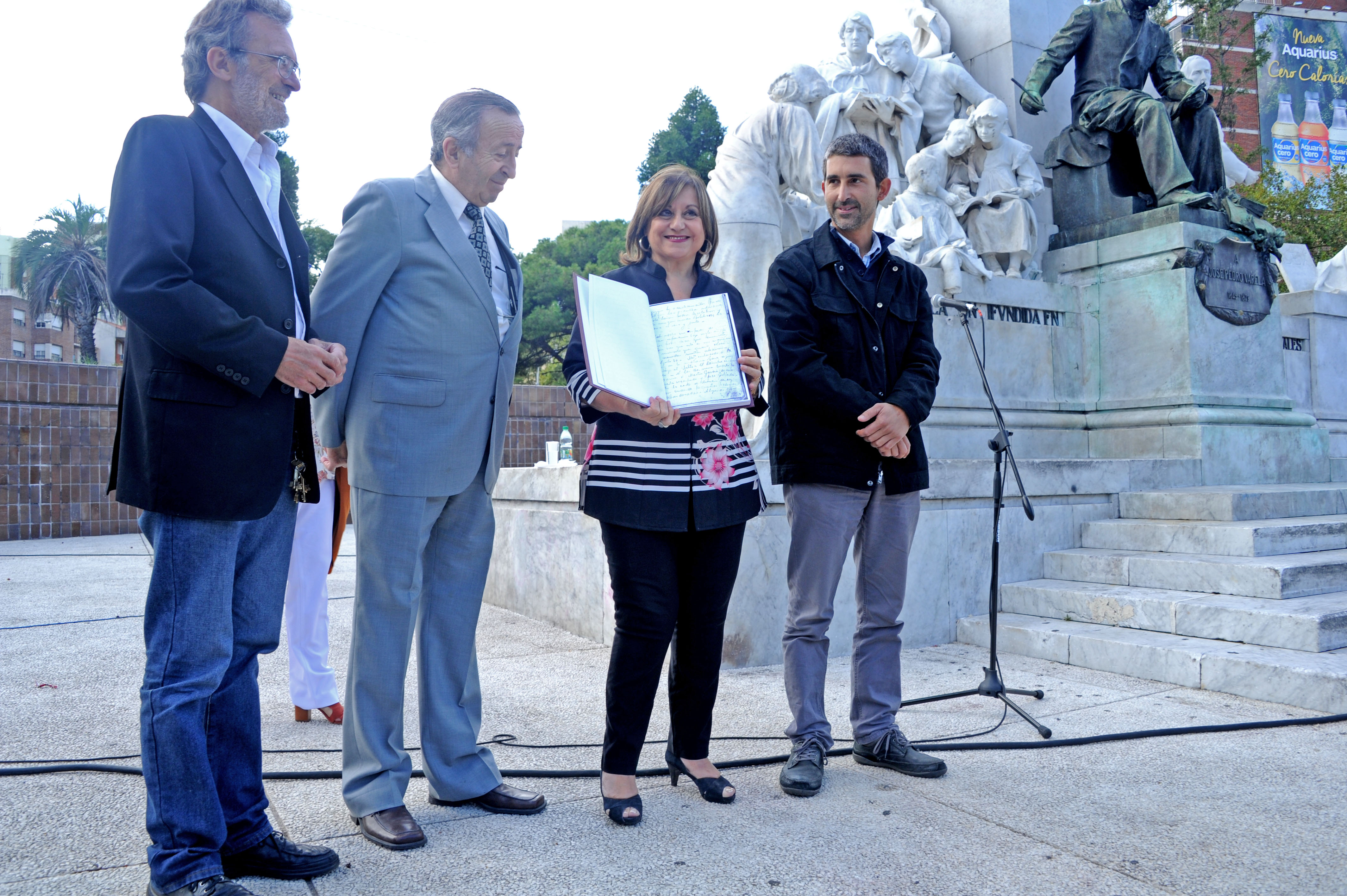 La directora general de Primaria, Irupe Buzzetti con los manuscritos de José Pedro Varela