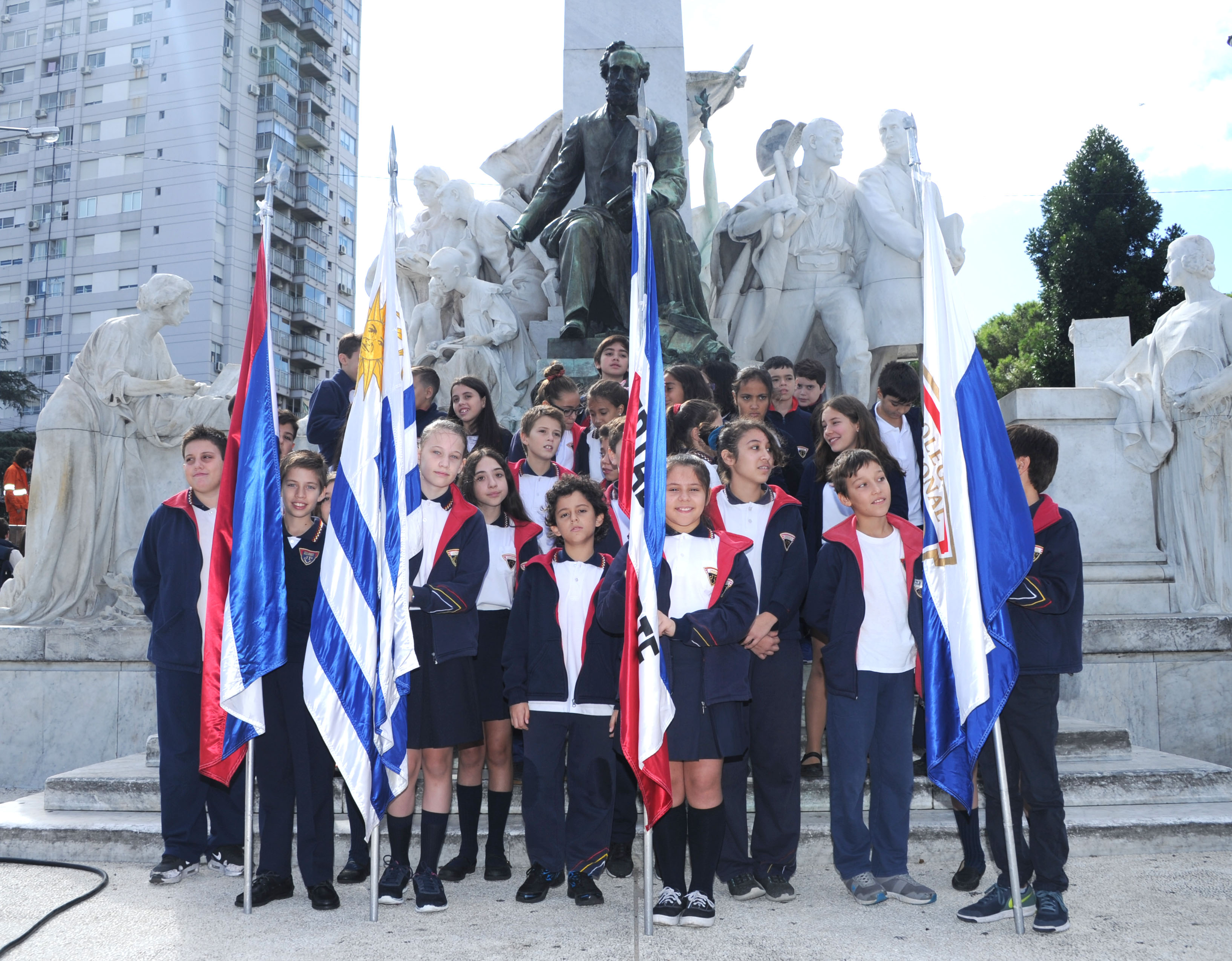 Escolares en la Plaza José Pedro Varela