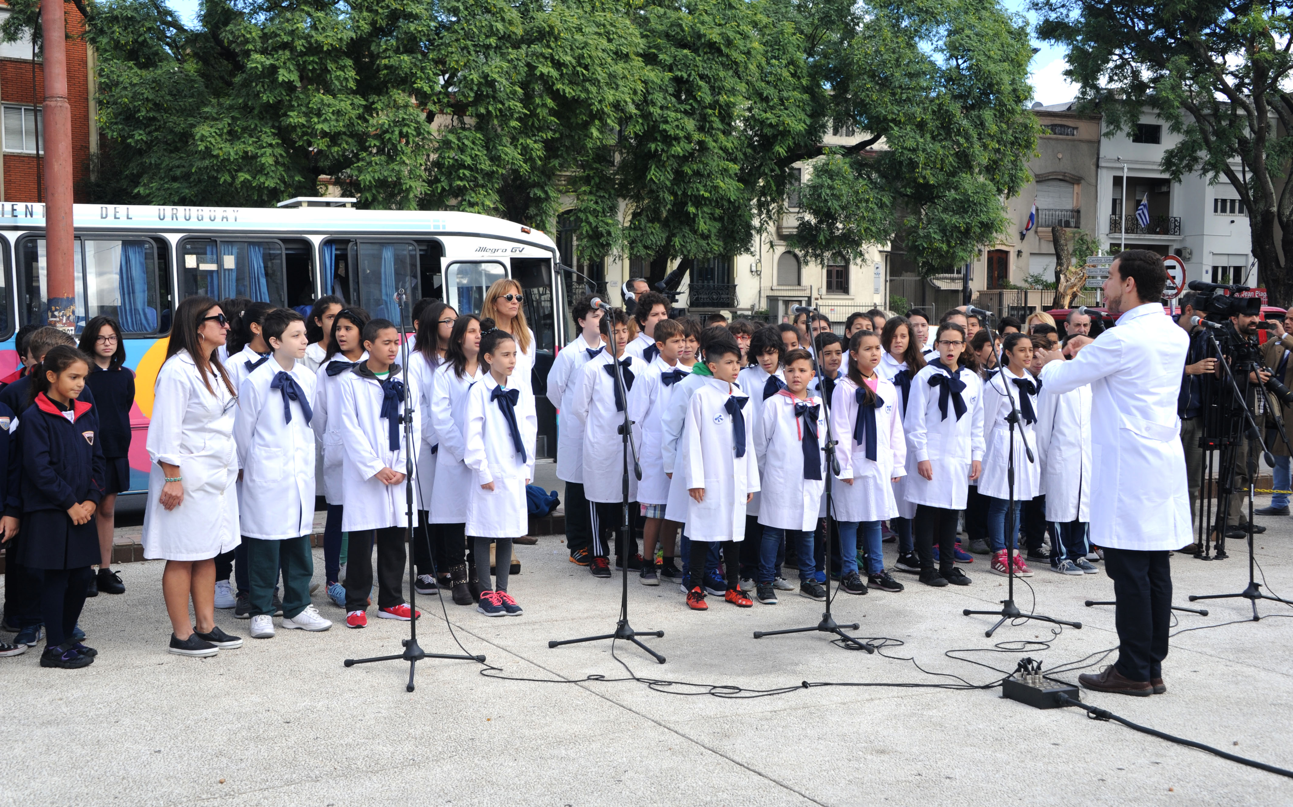 Escolares entonan el Himno Nacional