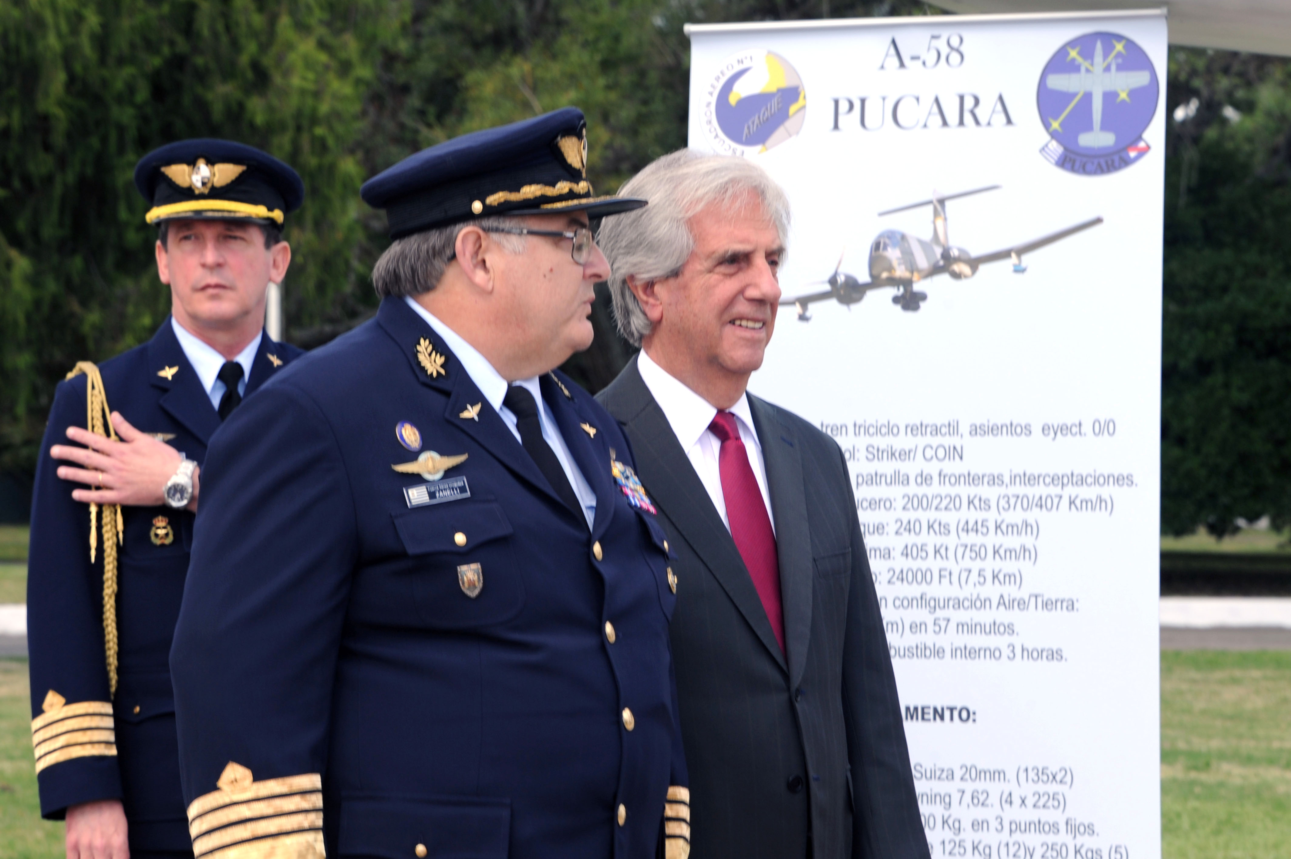 Presidente Tabaré Váquez llega al aniversario acompañado del General del Aire, Alberto Zanelli