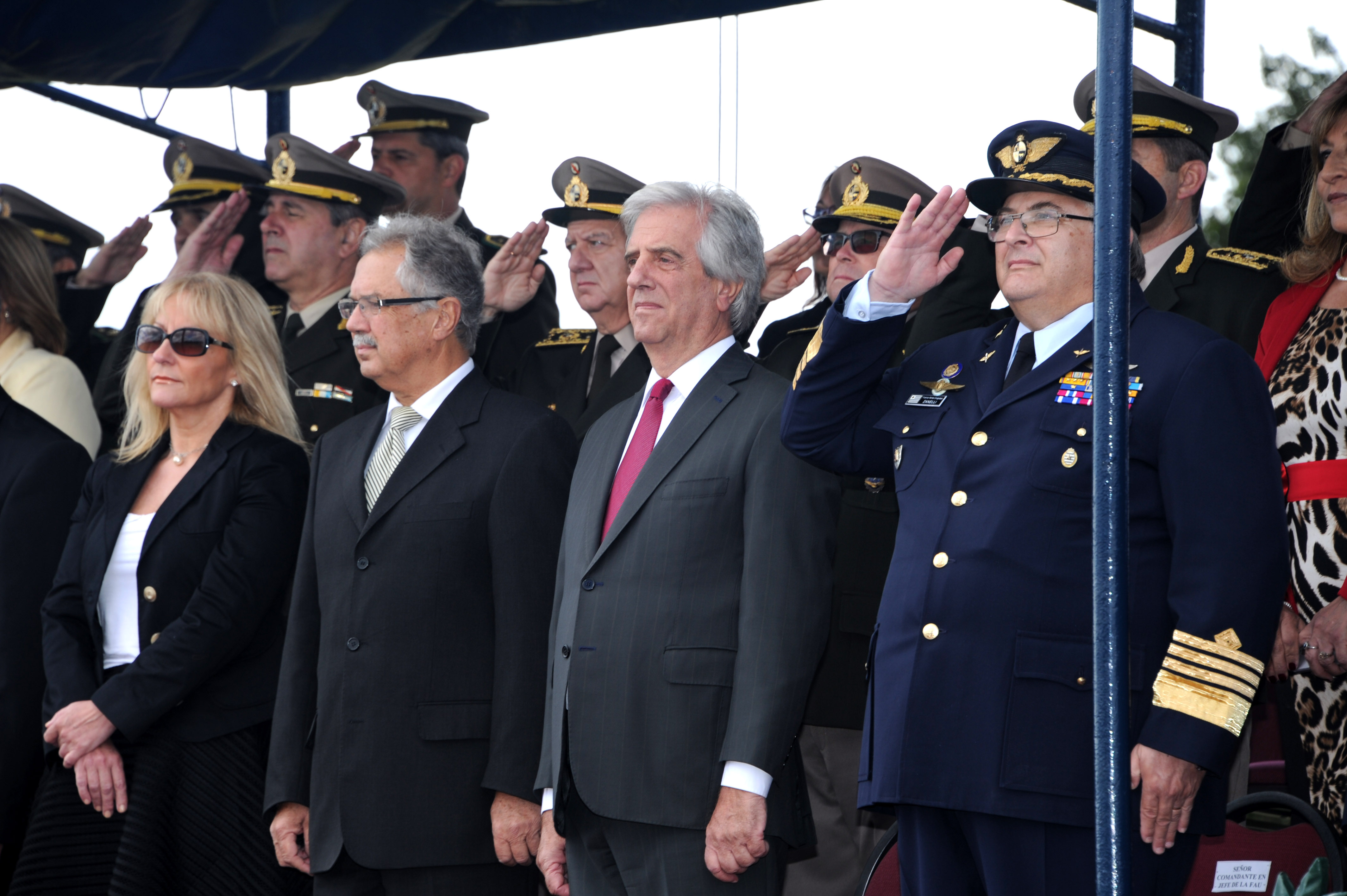 Vázquez acompañado de la ministra de Industria Carolina Cosse y del ministro de Defensa Jorge Menéndez