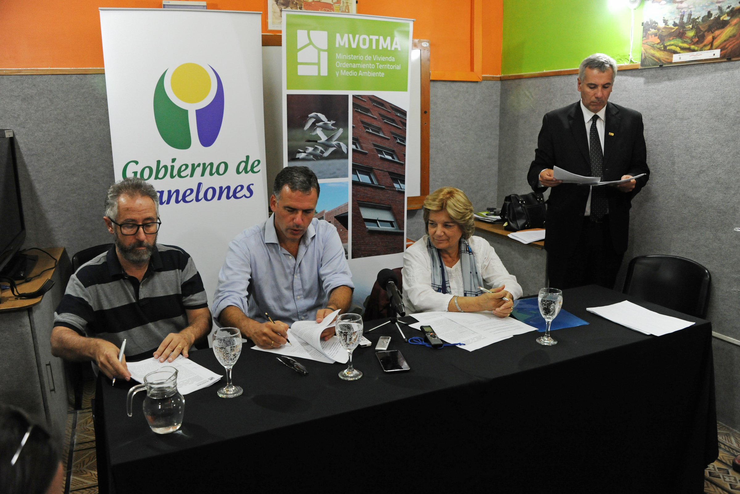 Ministra Eneida de León con intendente de Canelones, Yamandú Orsi