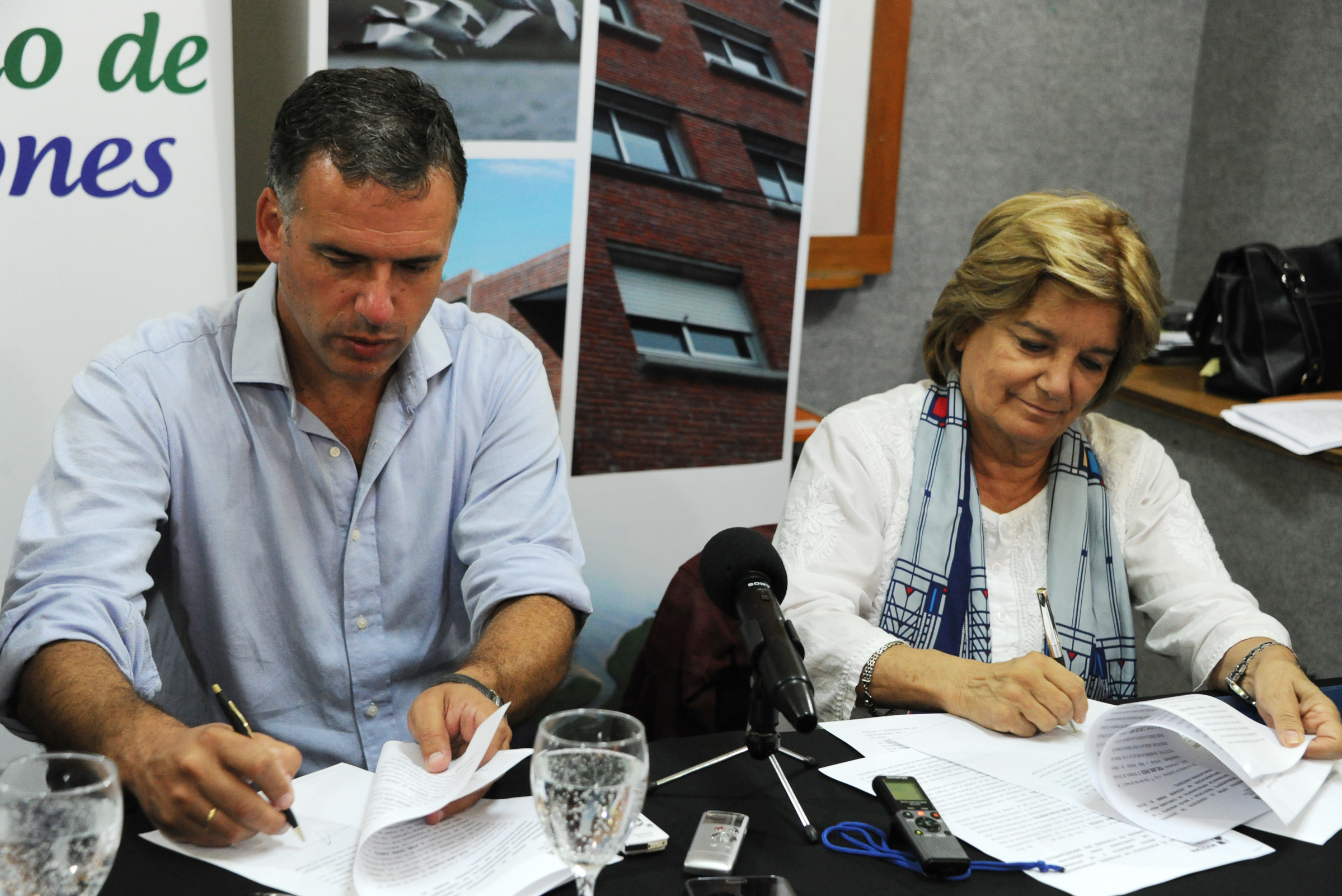 Ministra Eneida de León con intendente de Canelones, Yamandú Orsi