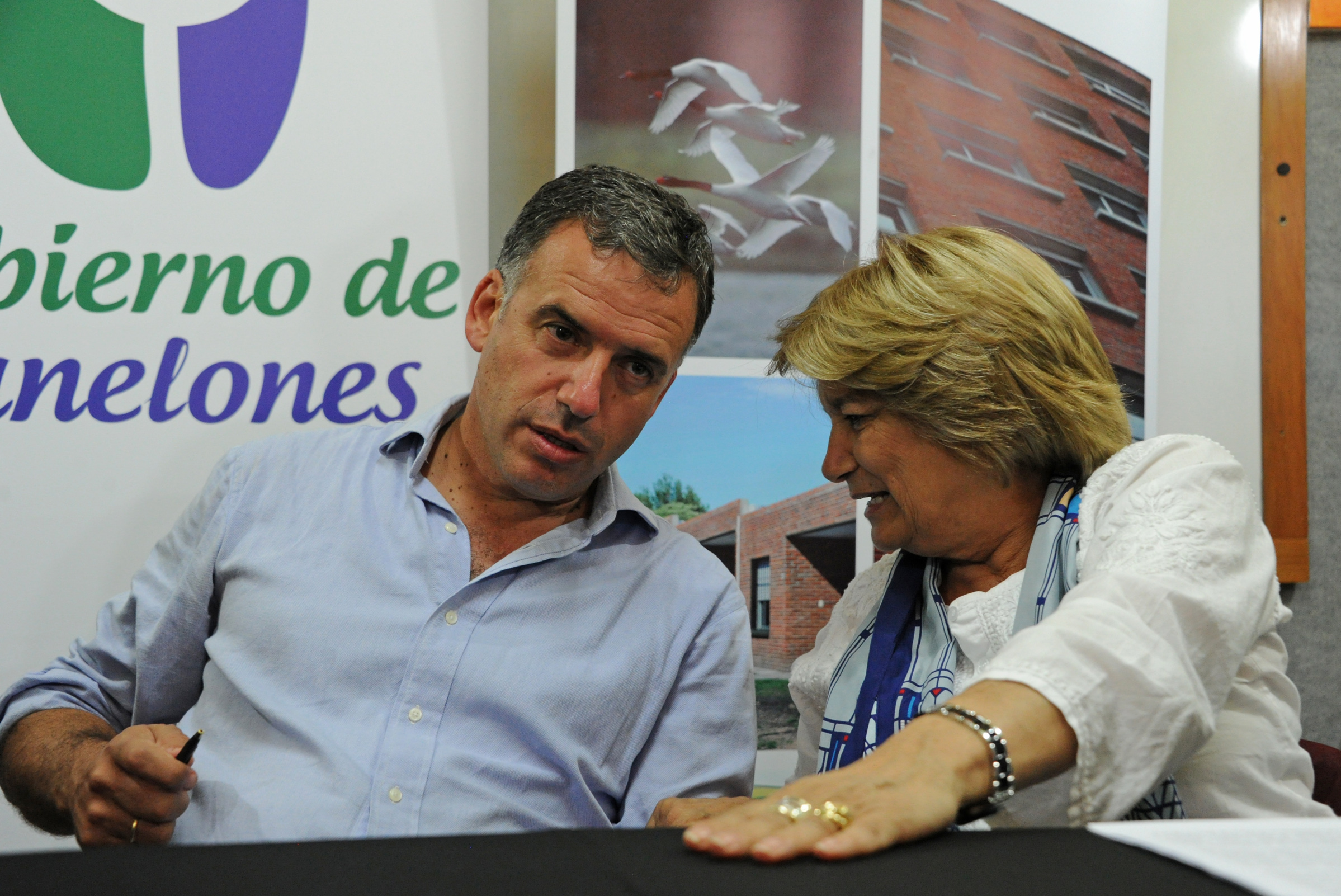 Ministra Eneida de León con intendente de Canelones, Yamandú Orsi