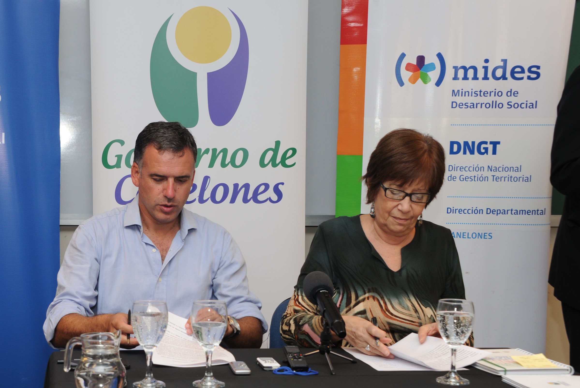 Ministra Marina Arismendi con intendente Yamandú Orsi durante la firma de convenio