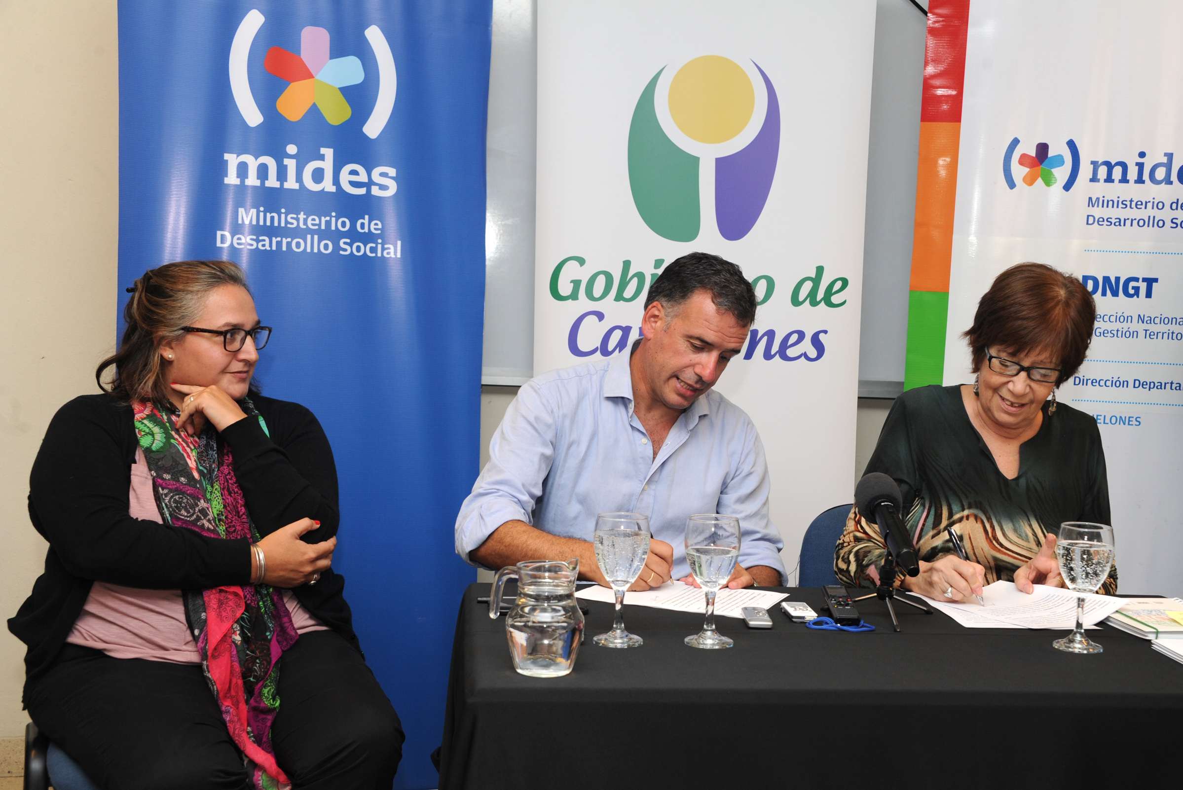Ministra Marina Arismendi con intendente Yamandú Orsi durante la firma de convenio