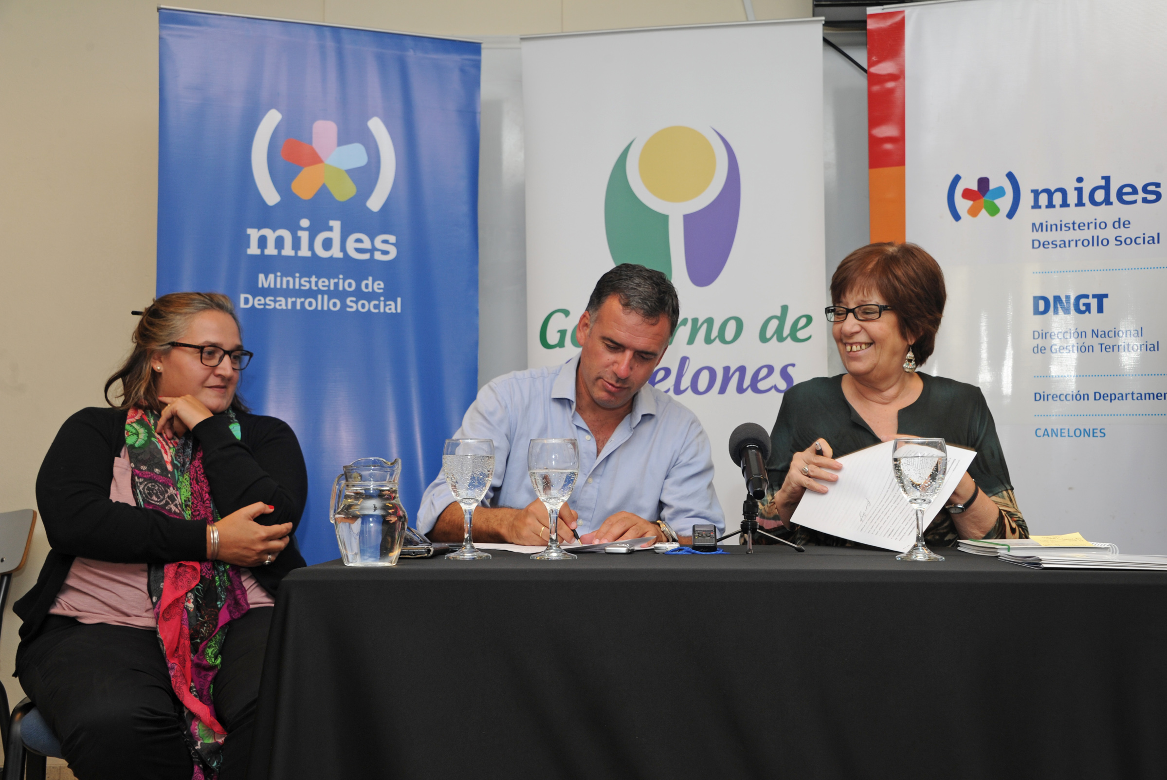 Ministra Marina Arismendi con intendente Yamandú Orsi durante la firma de convenio