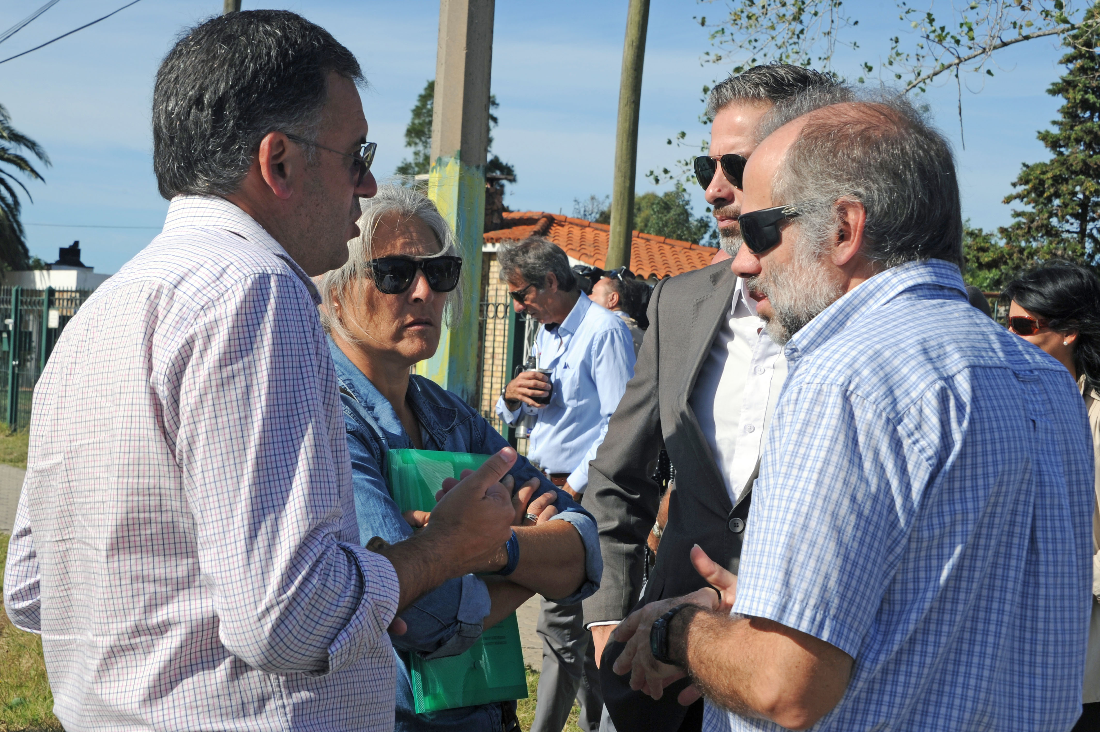 Yamandú Orsi , Milton Machado y Lucía Etcheverry en la recorrida de obras de saneamiento en Ciudad de la Costa