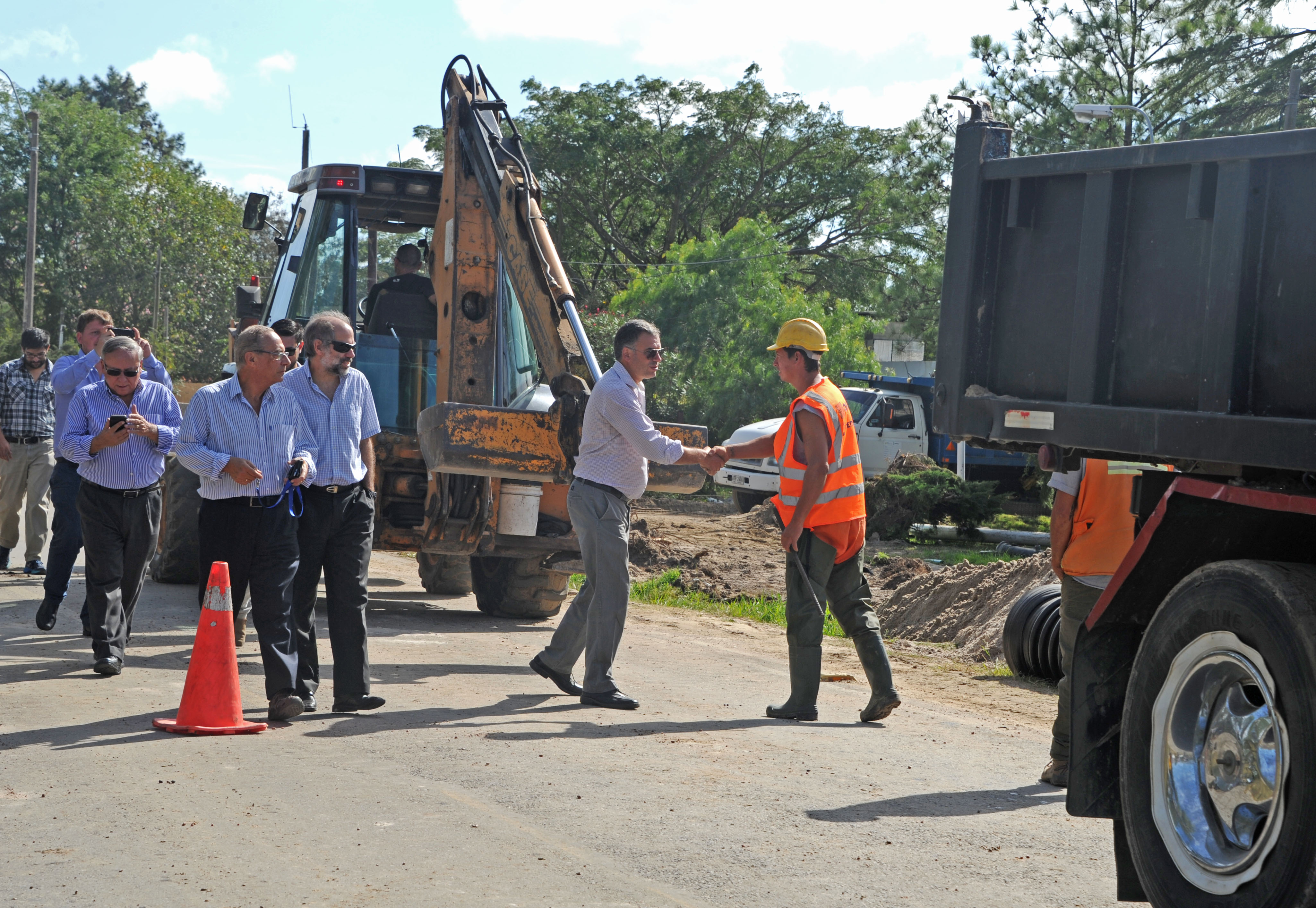 Yamandú Orsi y Milton Machado recorren obras de saneamiento en Ciudad de la Costa
