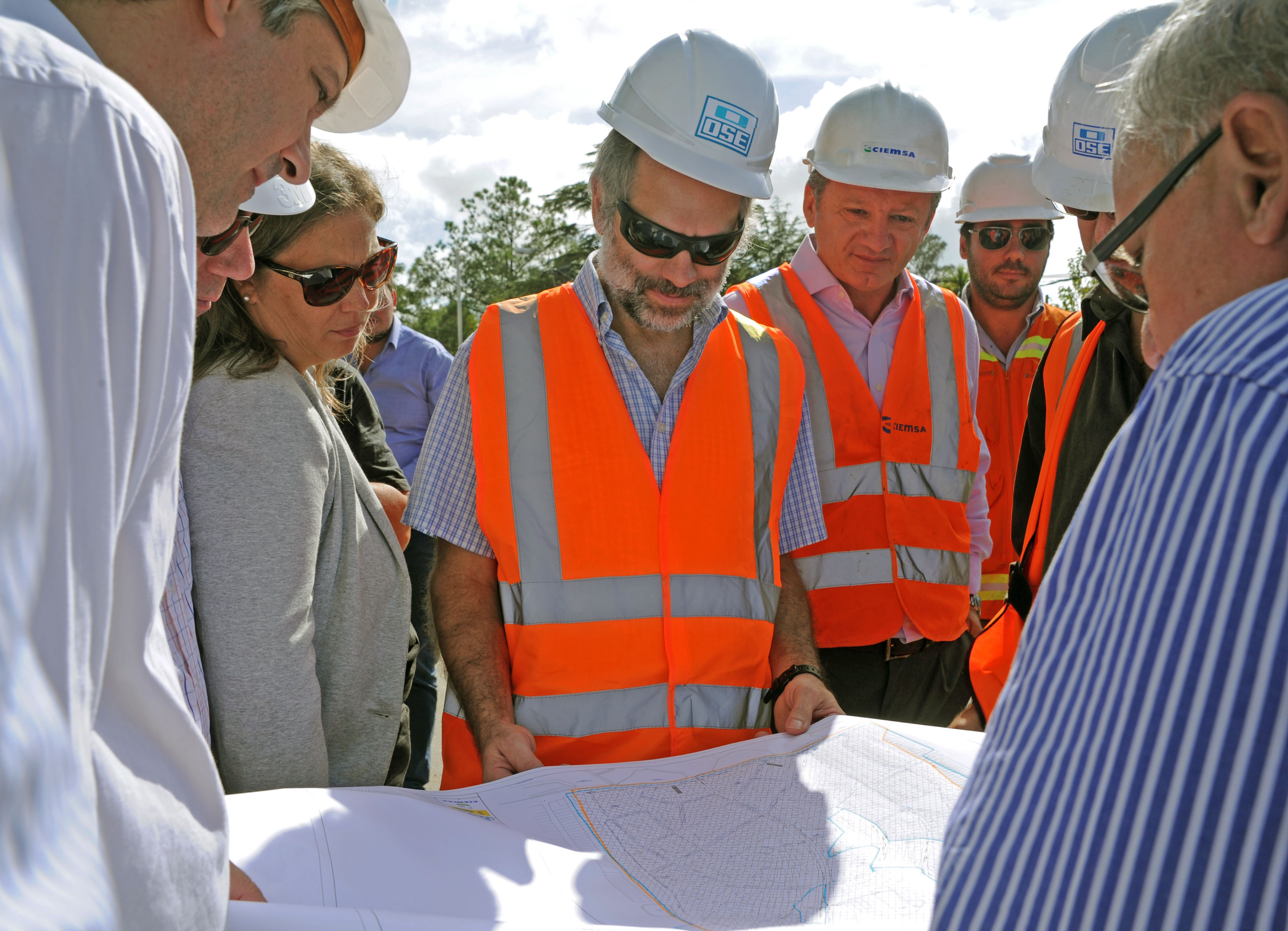 Yamandú Orsi y Milton Machado recorren obras de saneamiento en Ciudad de la Costa