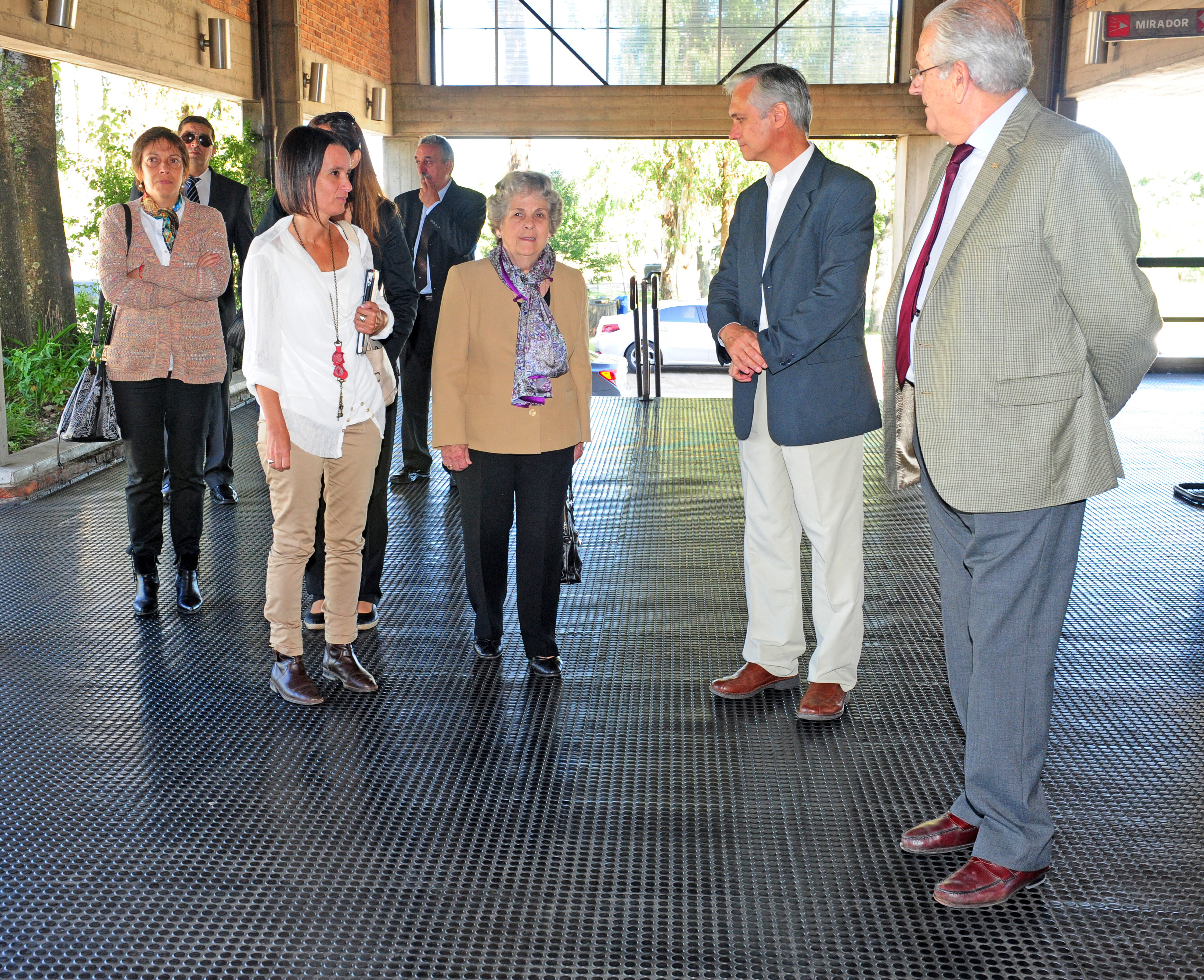 Llegada de María Auxiliadora Delgado y las restantes autoridades del Programa de Salud Bucal
