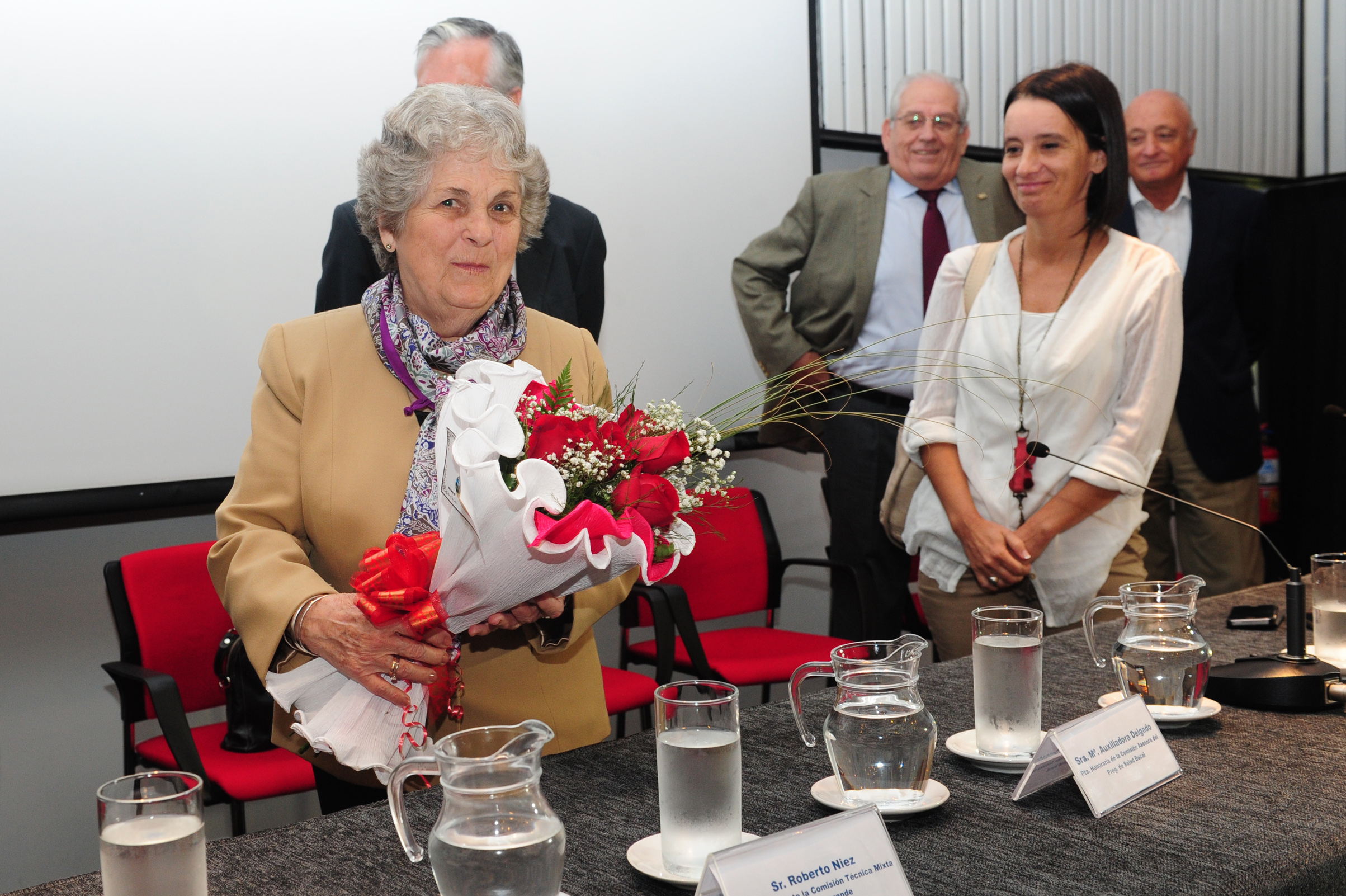 María Auxiliadora Delgado recibe un obsequio por parte de la Comisión Técnico Mixta de Salto Grande