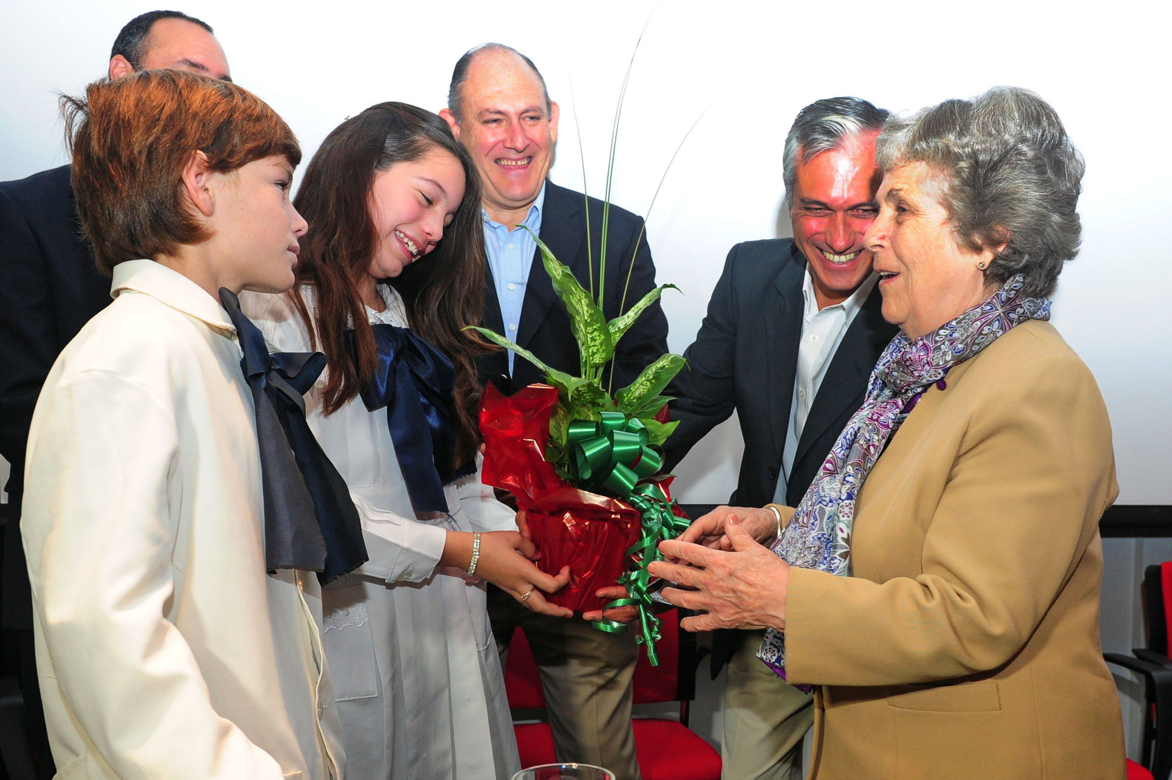María Auxiliadora Delgado recibe un obsequio por parte de los escolares