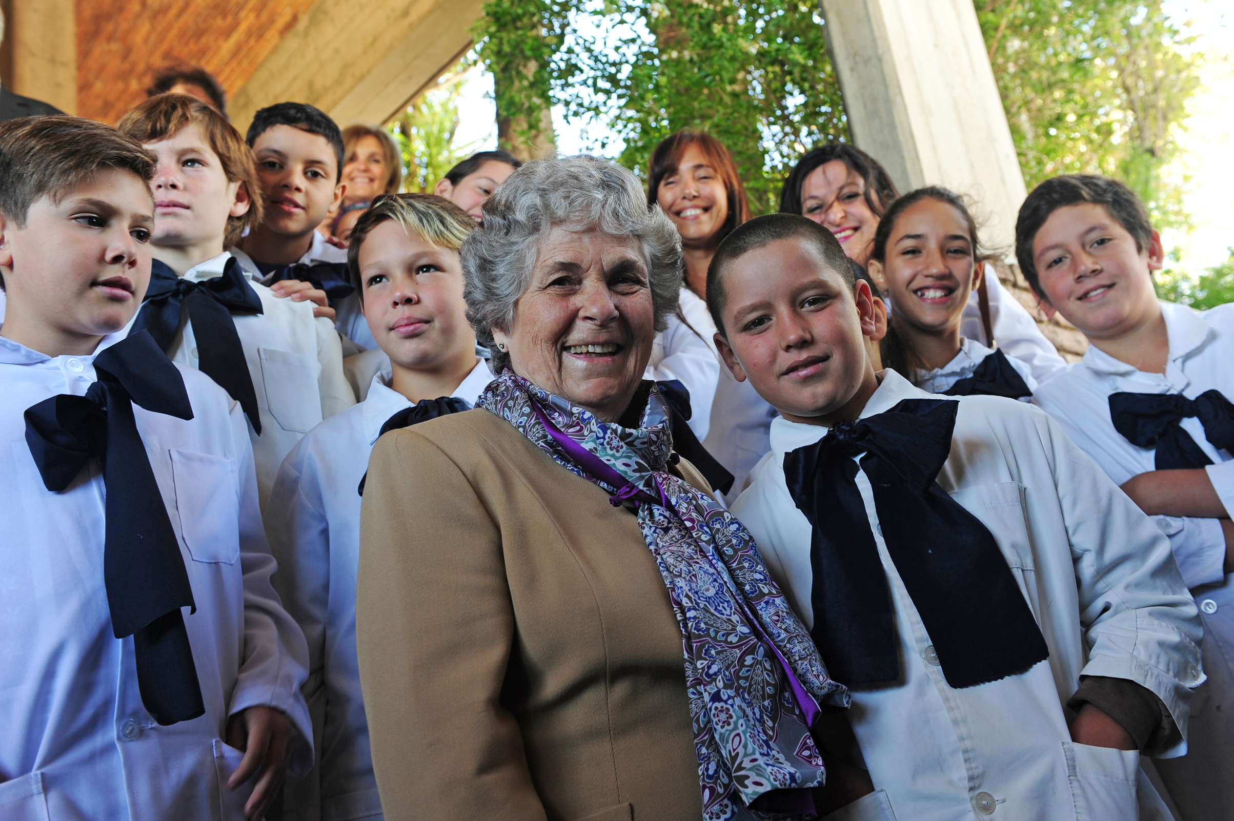 María Auxiliadora Delgado junto a escolares
