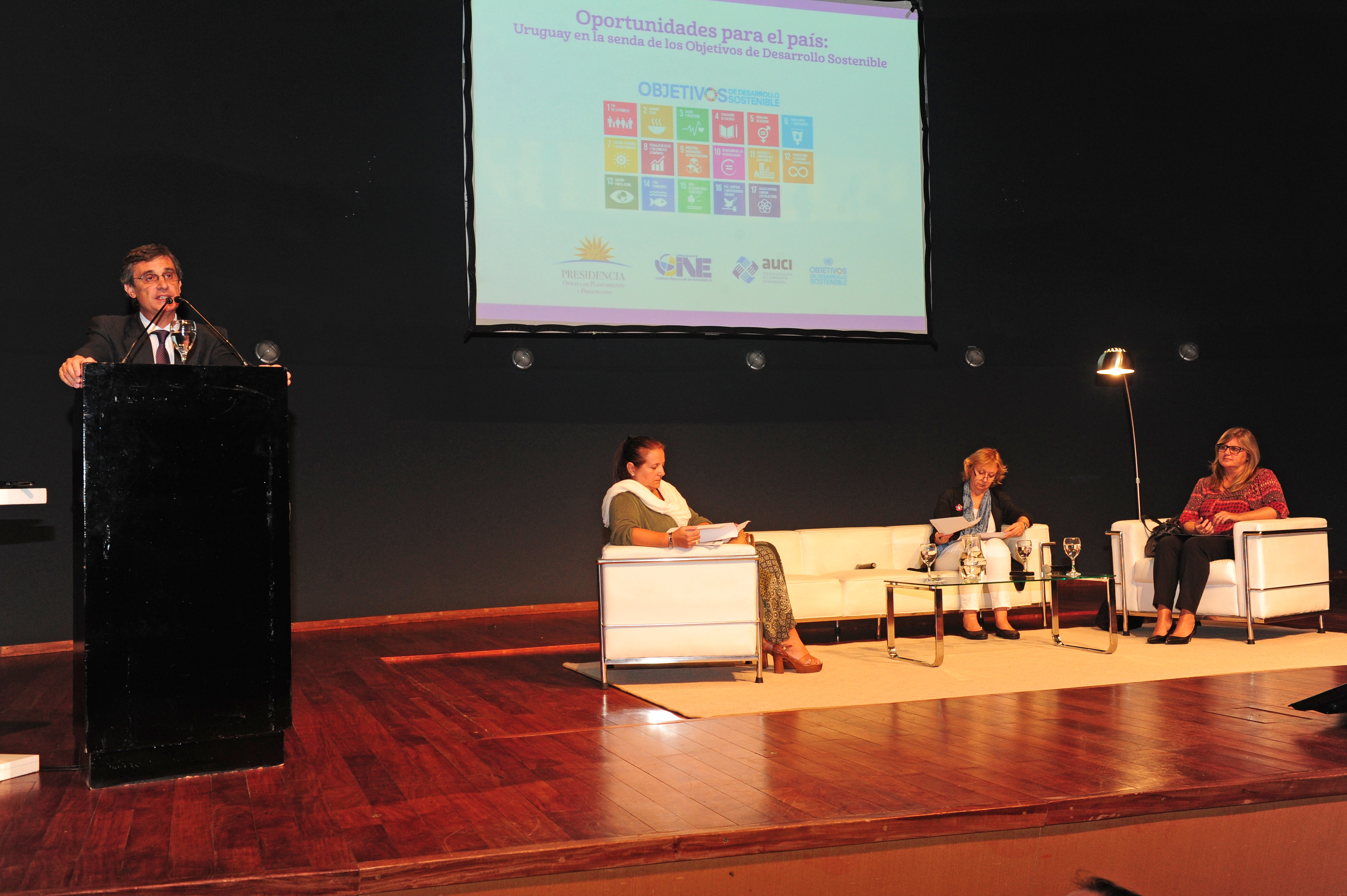 Director de la Oficina de Planeamiento y Presupuesto (OPP), Álvaro García, haciendo uso de la palabra