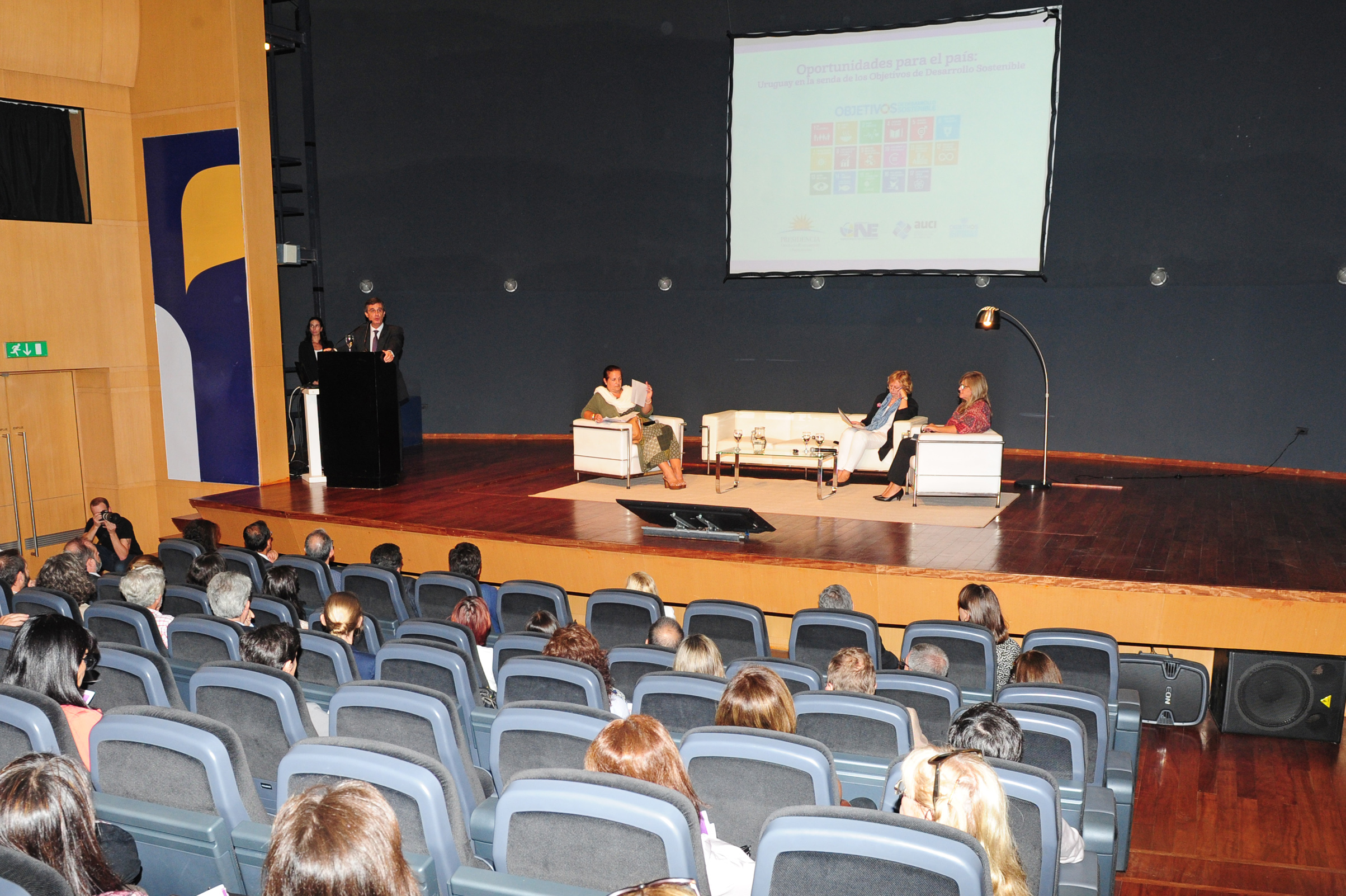 Director de la Oficina de Planeamiento y Presupuesto (OPP), Álvaro García, haciendo uso de la palabra
