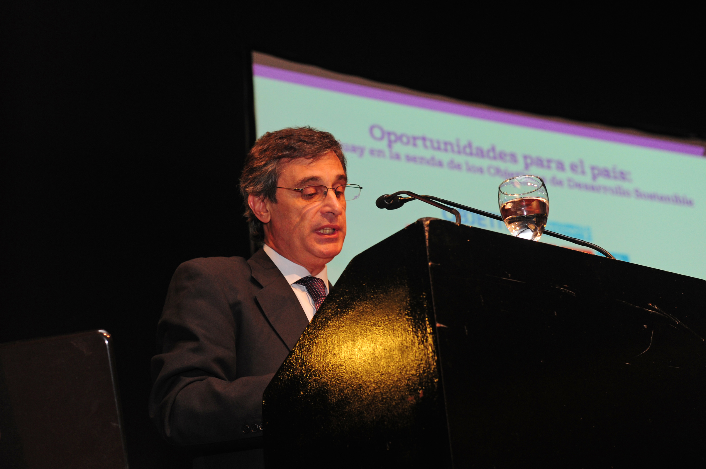Director de la Oficina de Planeamiento y Presupuesto (OPP), Álvaro García, haciendo uso de la palabra