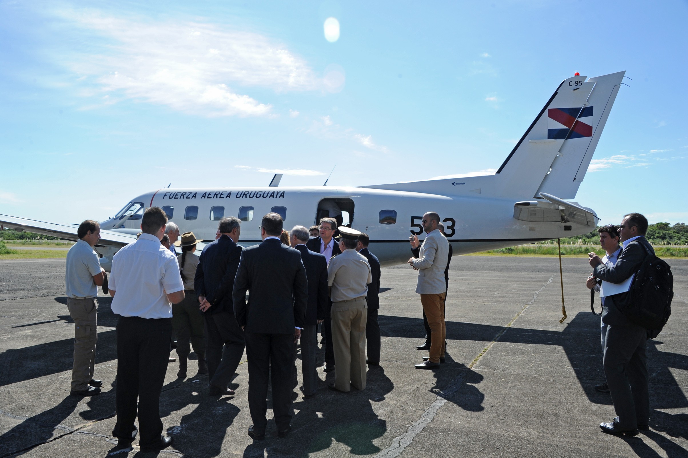 Ministros y autoridades nacionales, previo a subir al vuelo rumbo a la isla Martín García