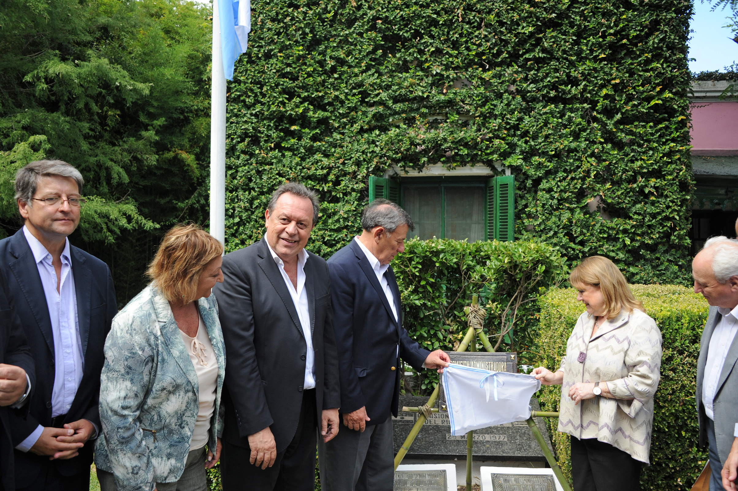 Ministros de Uruguay y Argentina descubren placa en isla Martín García