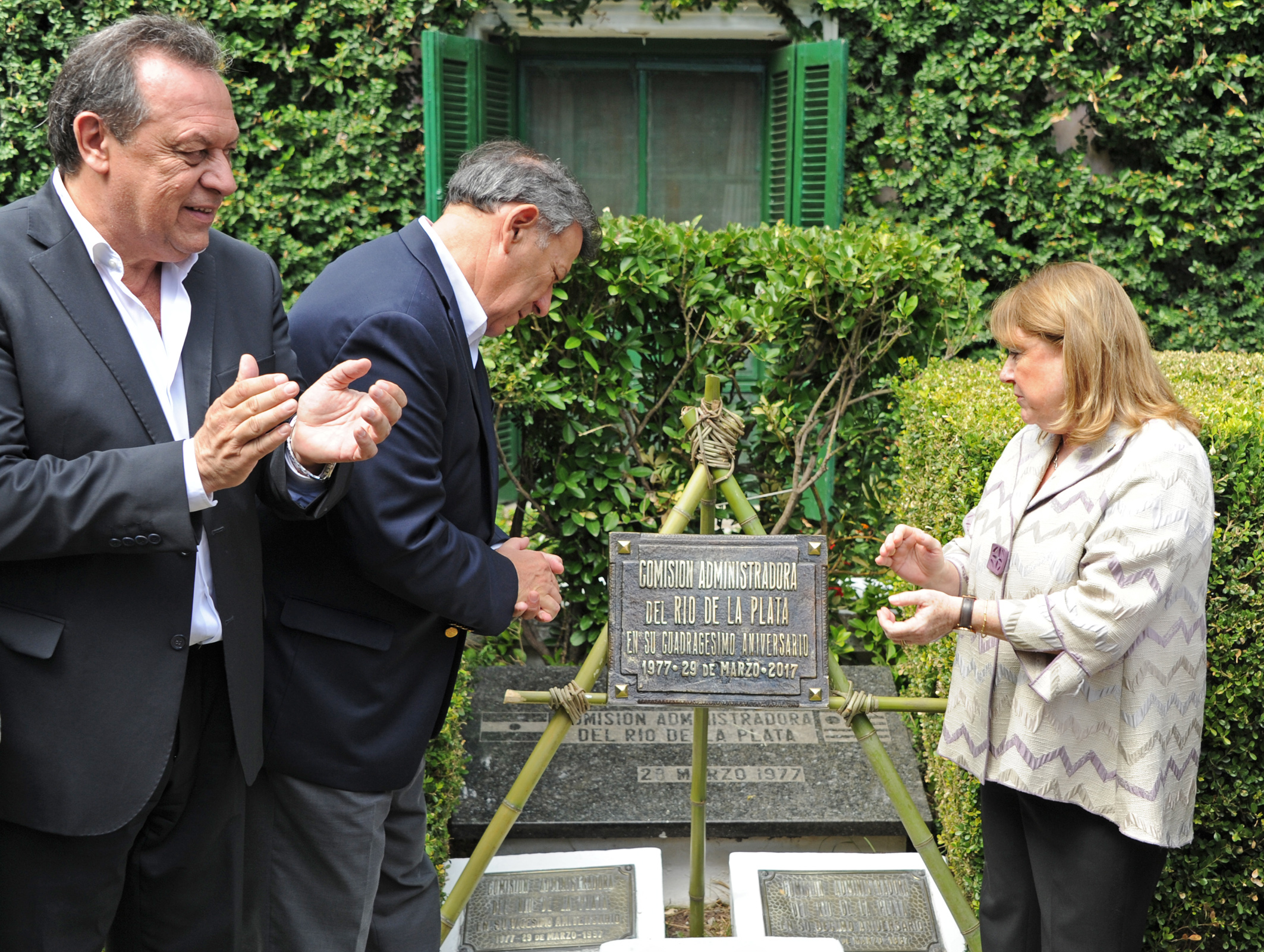 Ministros de Uruguay y Argentina descubren placa en isla Martín García