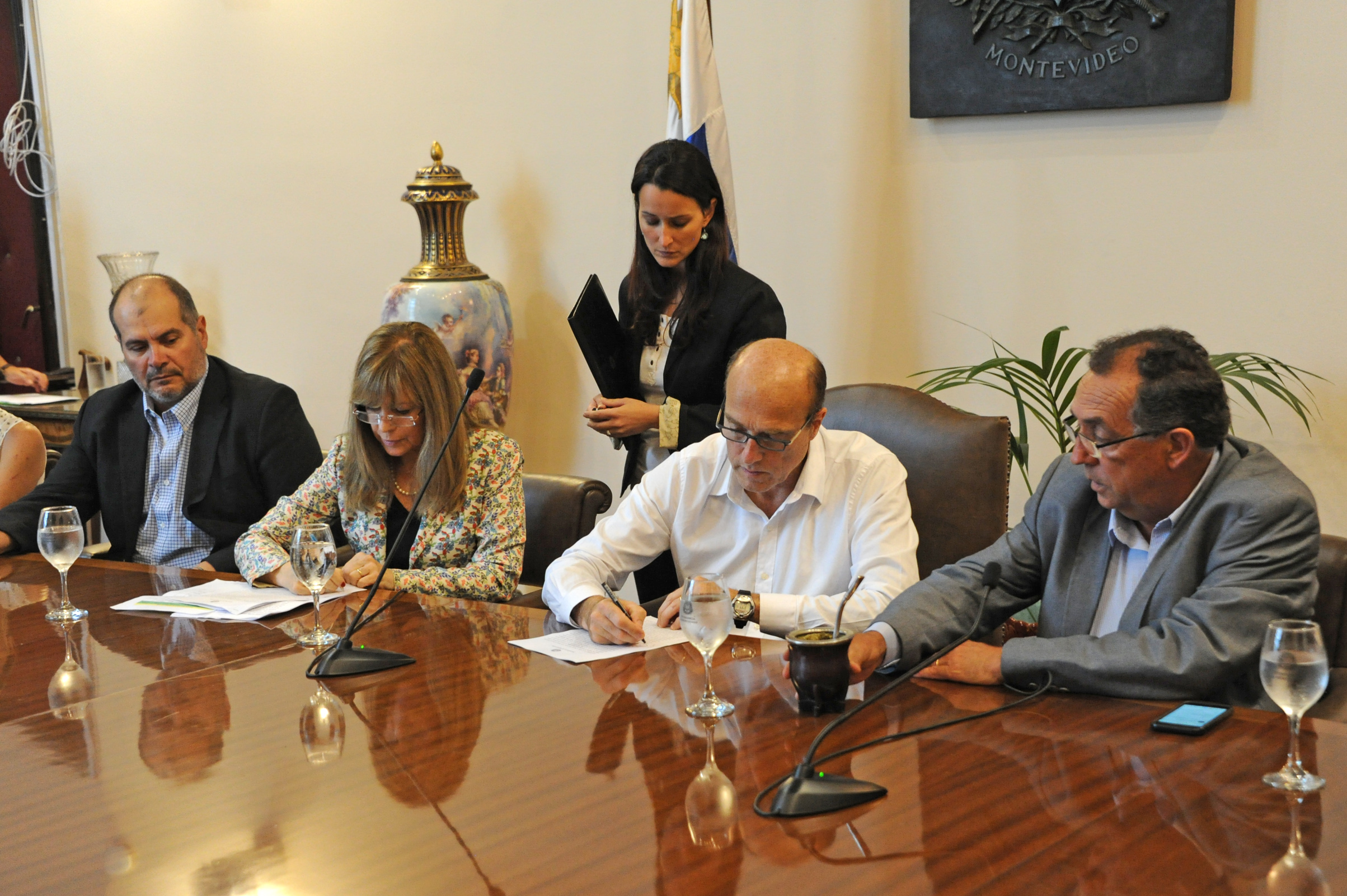 Gabriela Fulco y Daniel Martínez firman convenio