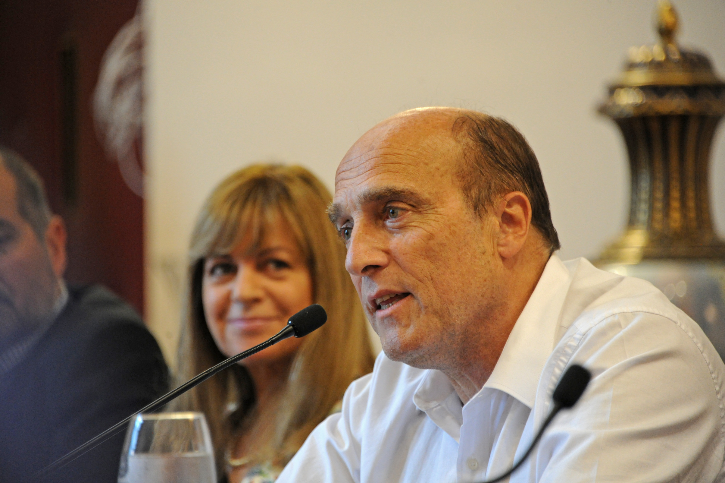 Daniel Martínez dirigiéndose a los presentes