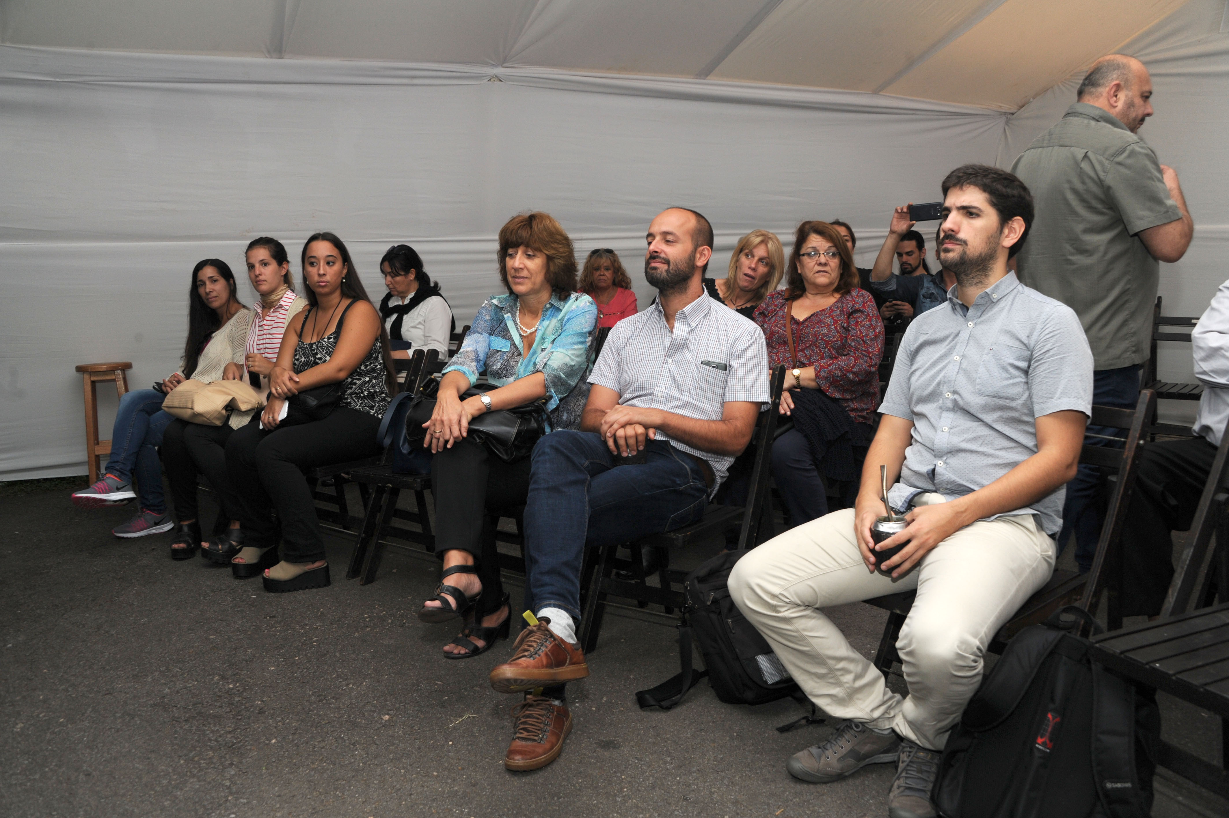 Asistentes a la entrega de la prótesis número mil