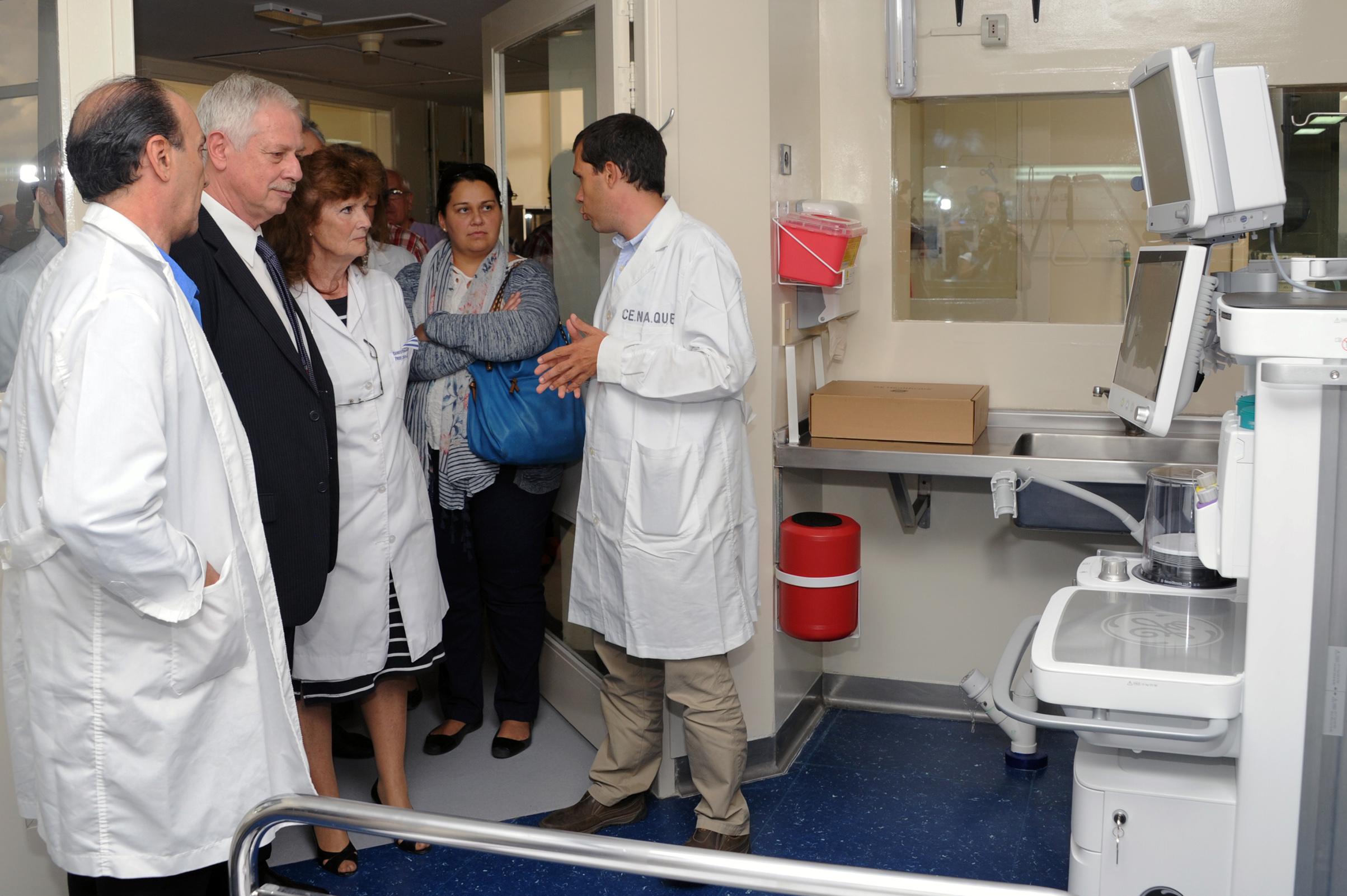 Basso durante visita al IMAE cardiológico del Hospital de Clínicas