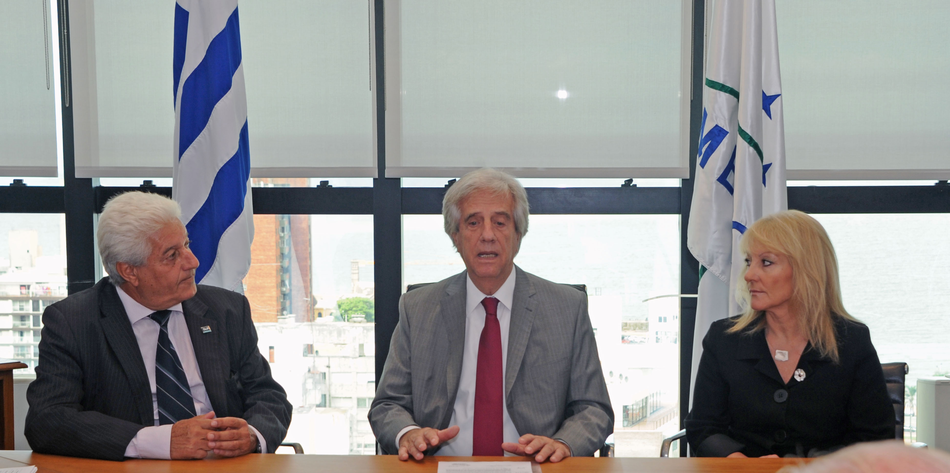 Presidente Vázquez junto al presidente de la Cámara Nacional de Comercio y Servicios, Carlos Perera y la ministra de Industria, Carolina Cosse