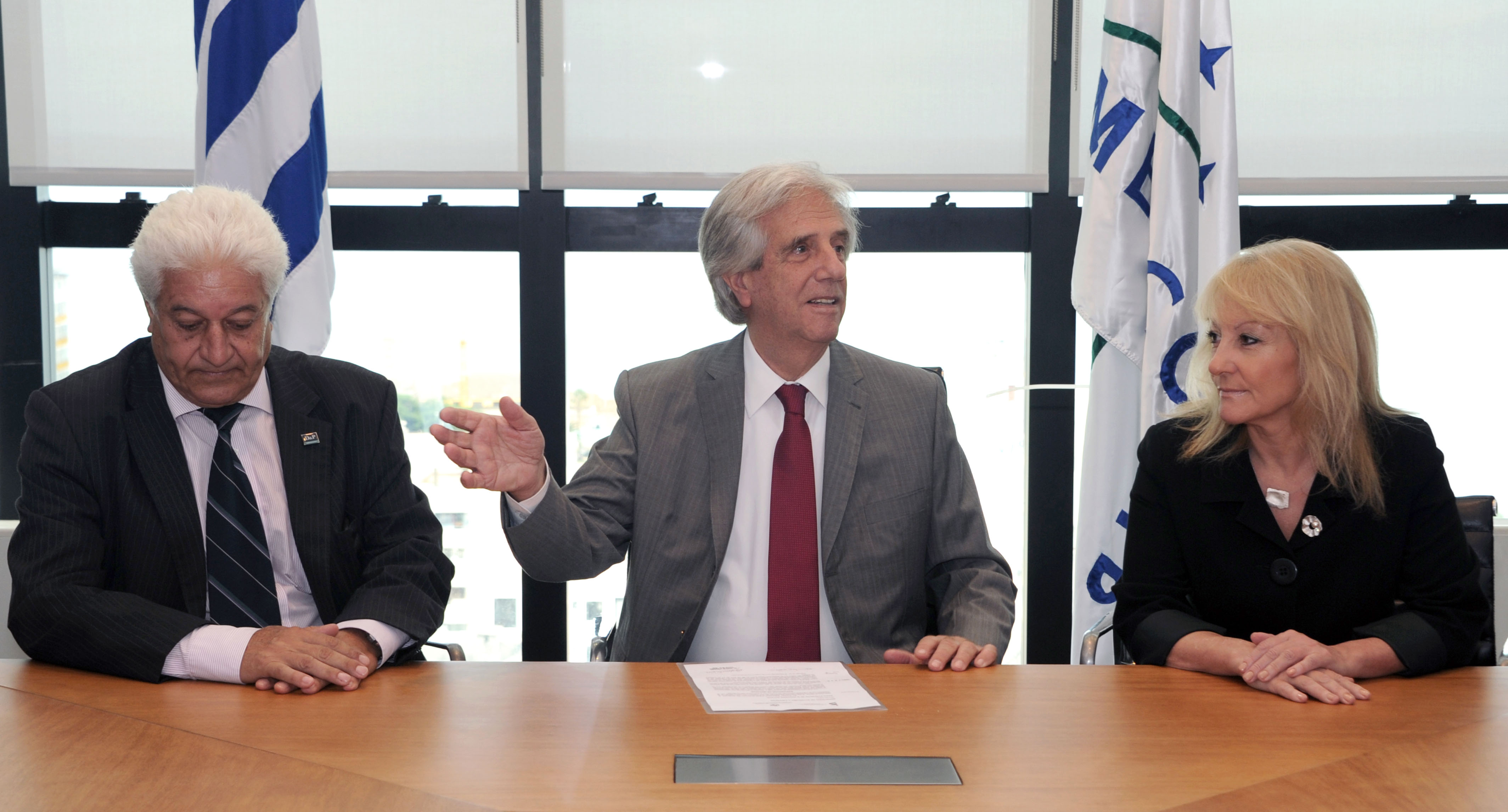Presidente Vázquez junto al presidente de la Cámara Nacional de Comercio y Servicios, Carlos Perera y la ministra de Industria, Carolina Cosse