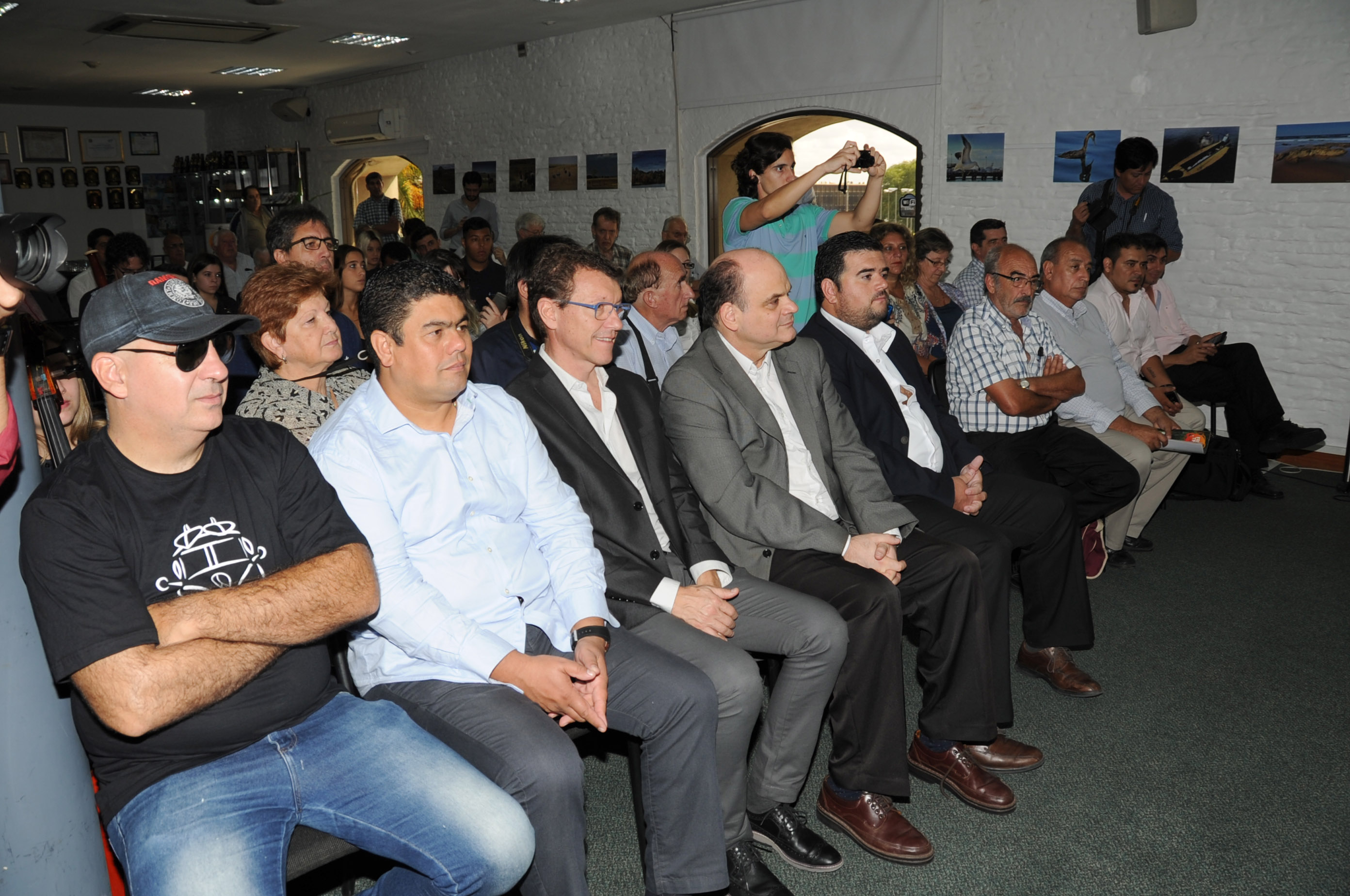 Asistentes al lanzamiento