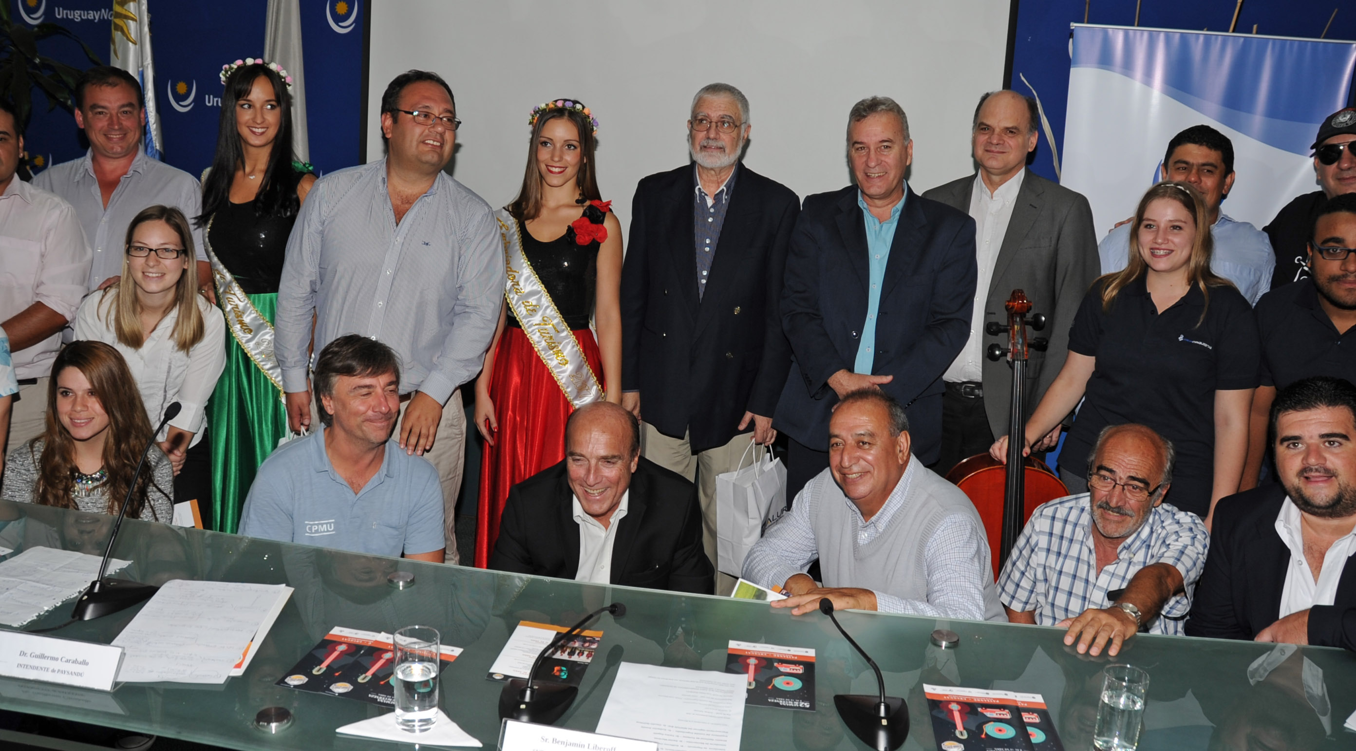 Autoridades y participantes del lanzamiento
