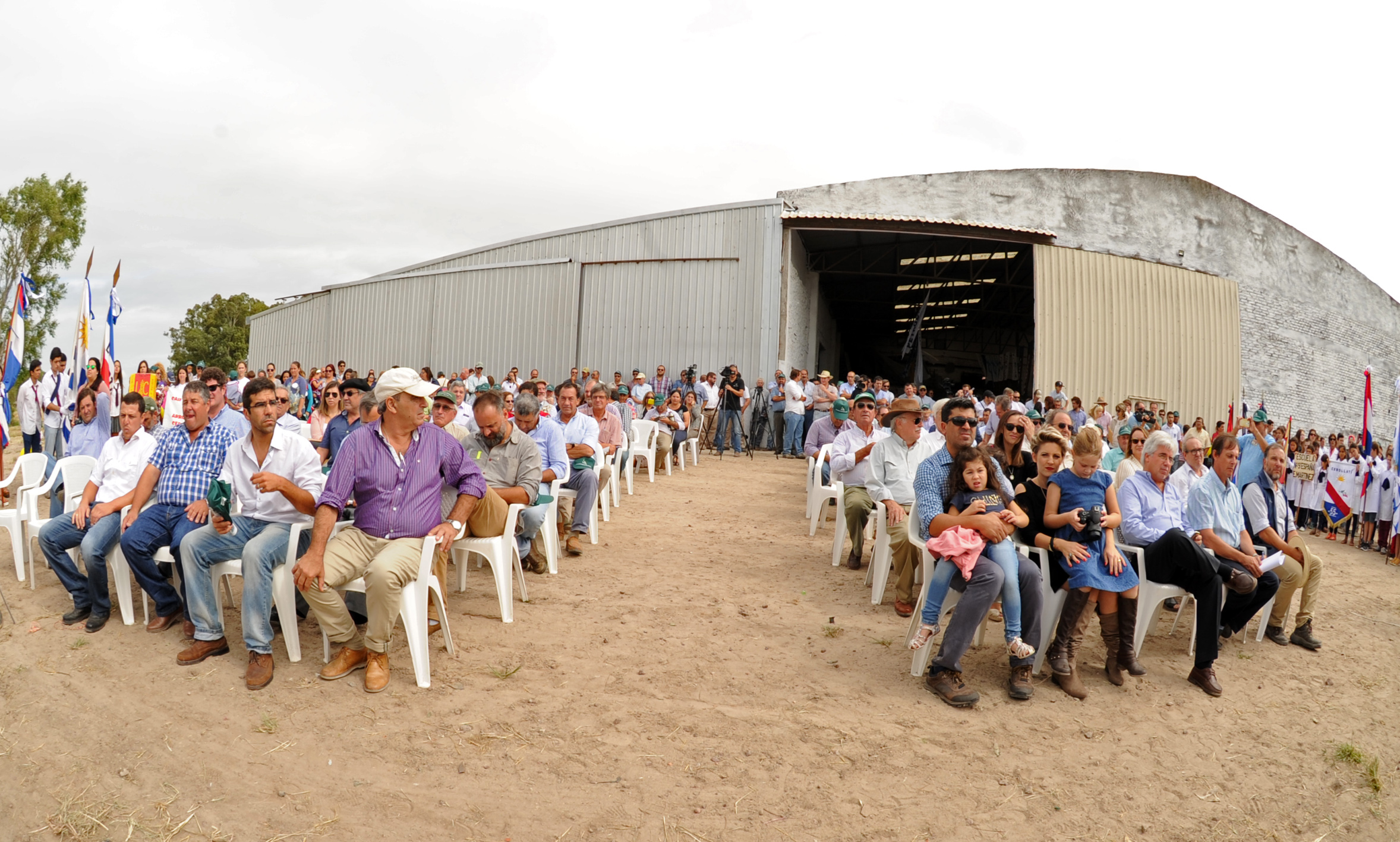 Autoridades junto a asistentes al acto