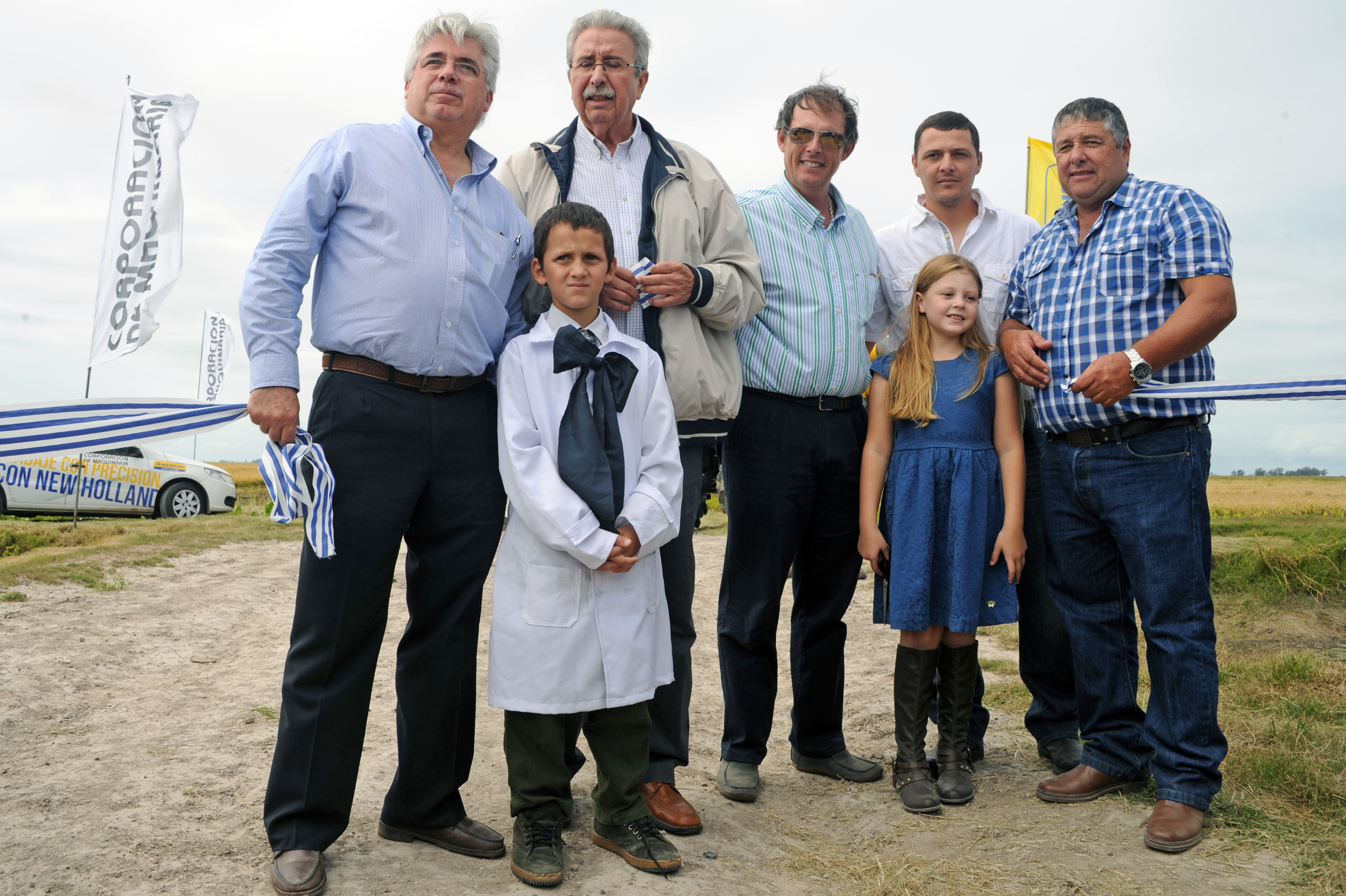Ministro Tabaré Aguerre junto a autoridades del rubro arrocero