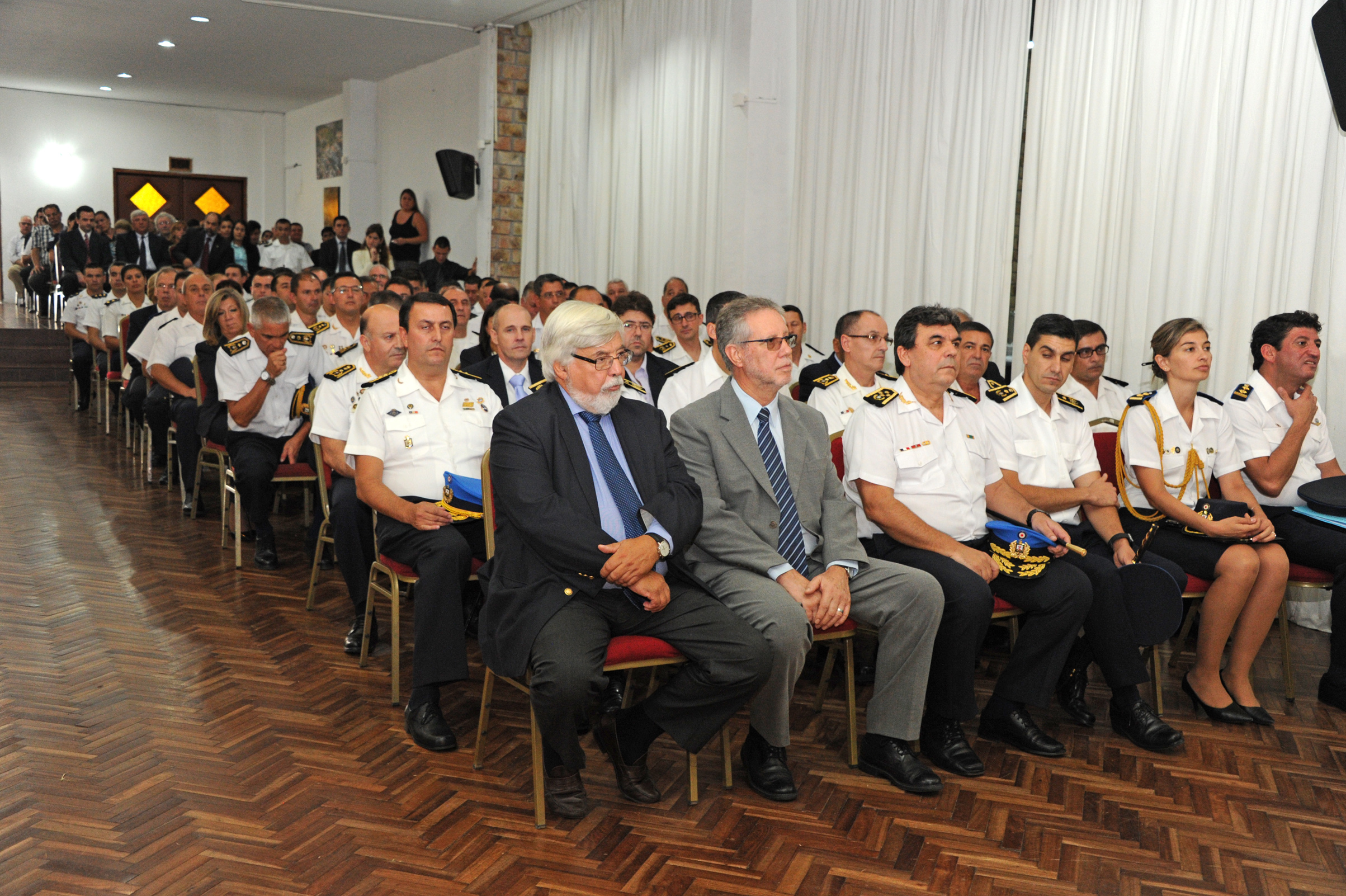 Ministro Eduardo Bonomi junto a subsecretario Jorge Vázquez y oficiales de Policía