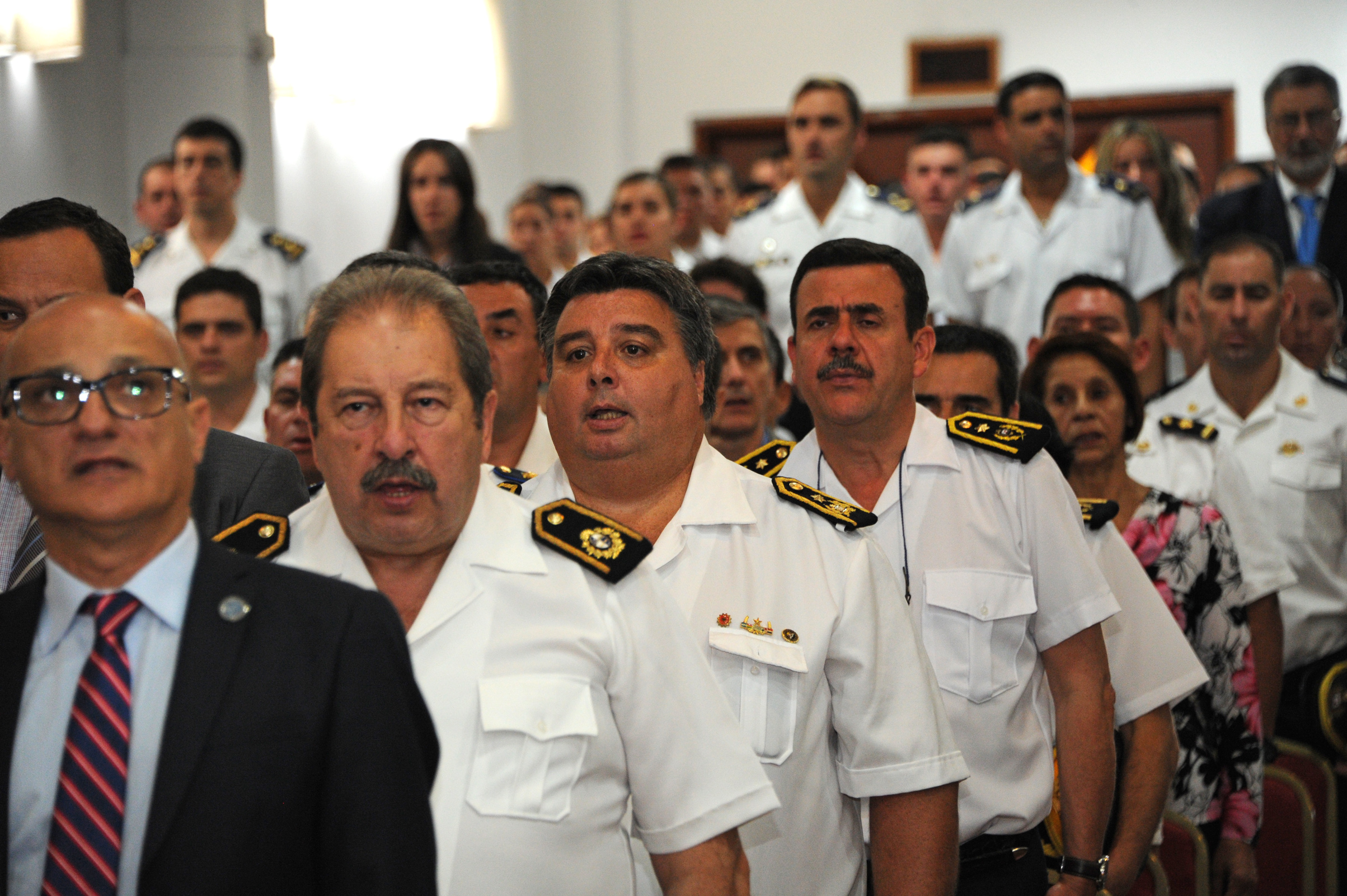 Oficiales de policia durante el acto