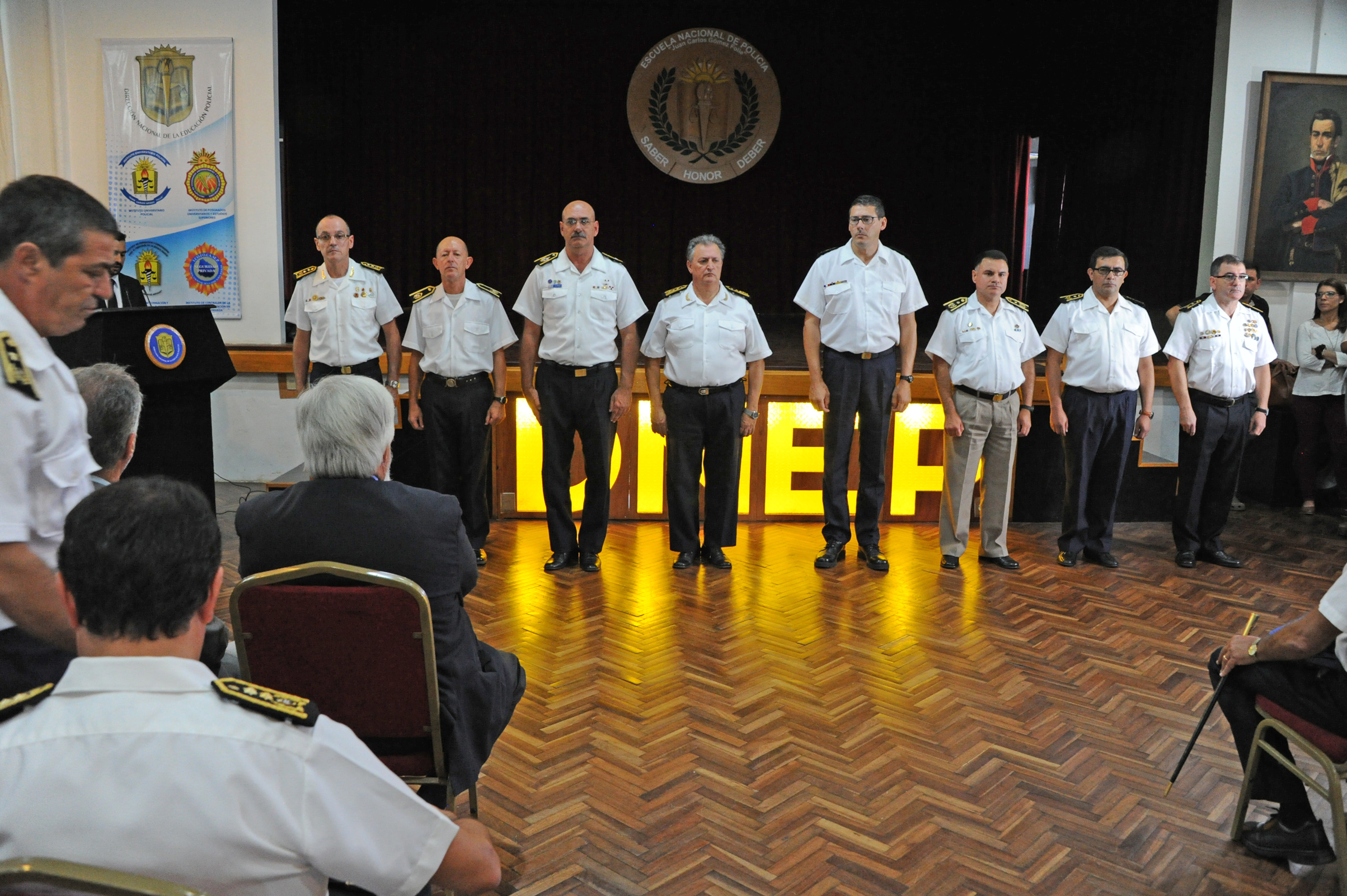 Oficiales de policia durante el acto