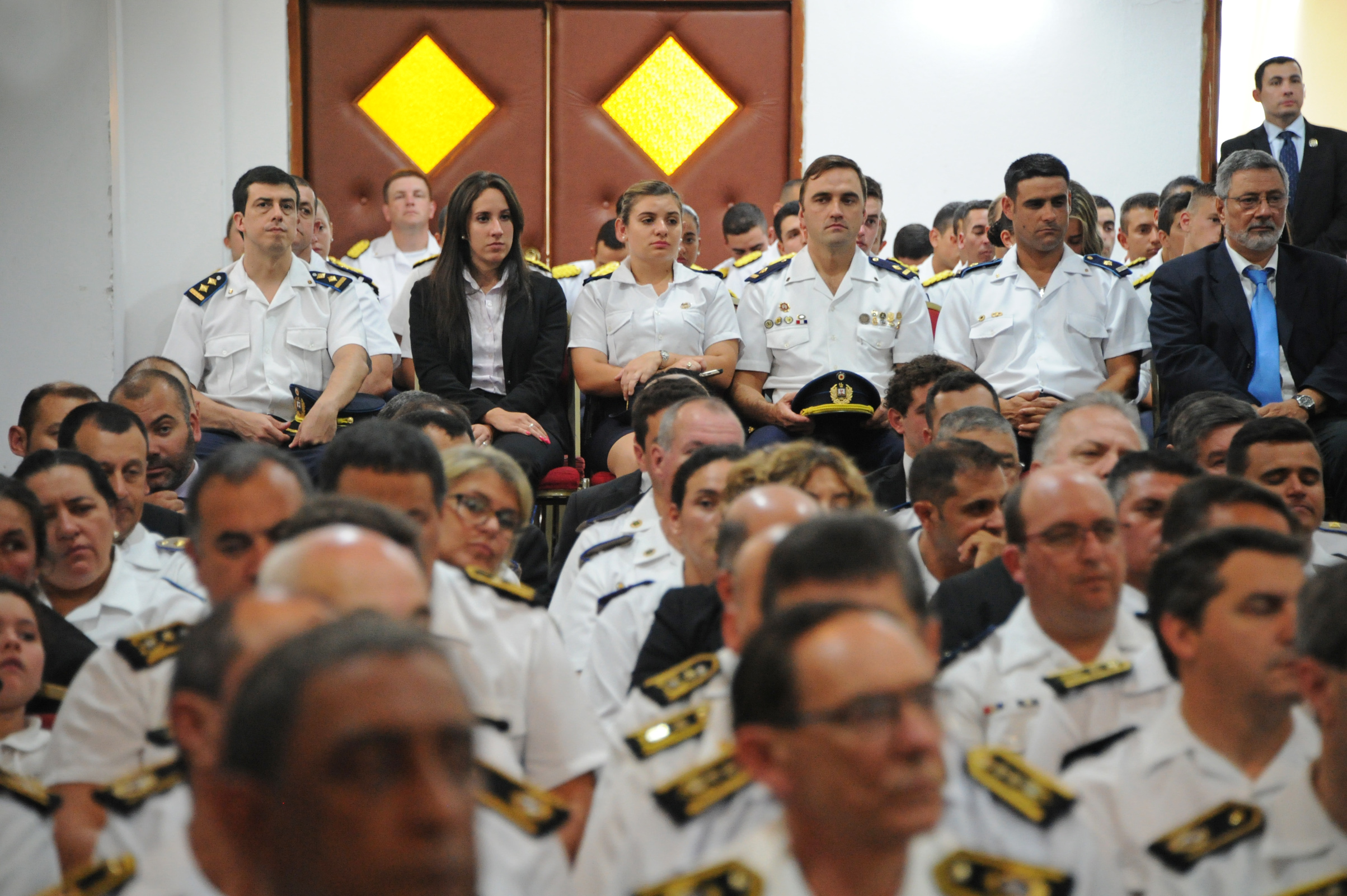 Oficiales de policia durante el acto