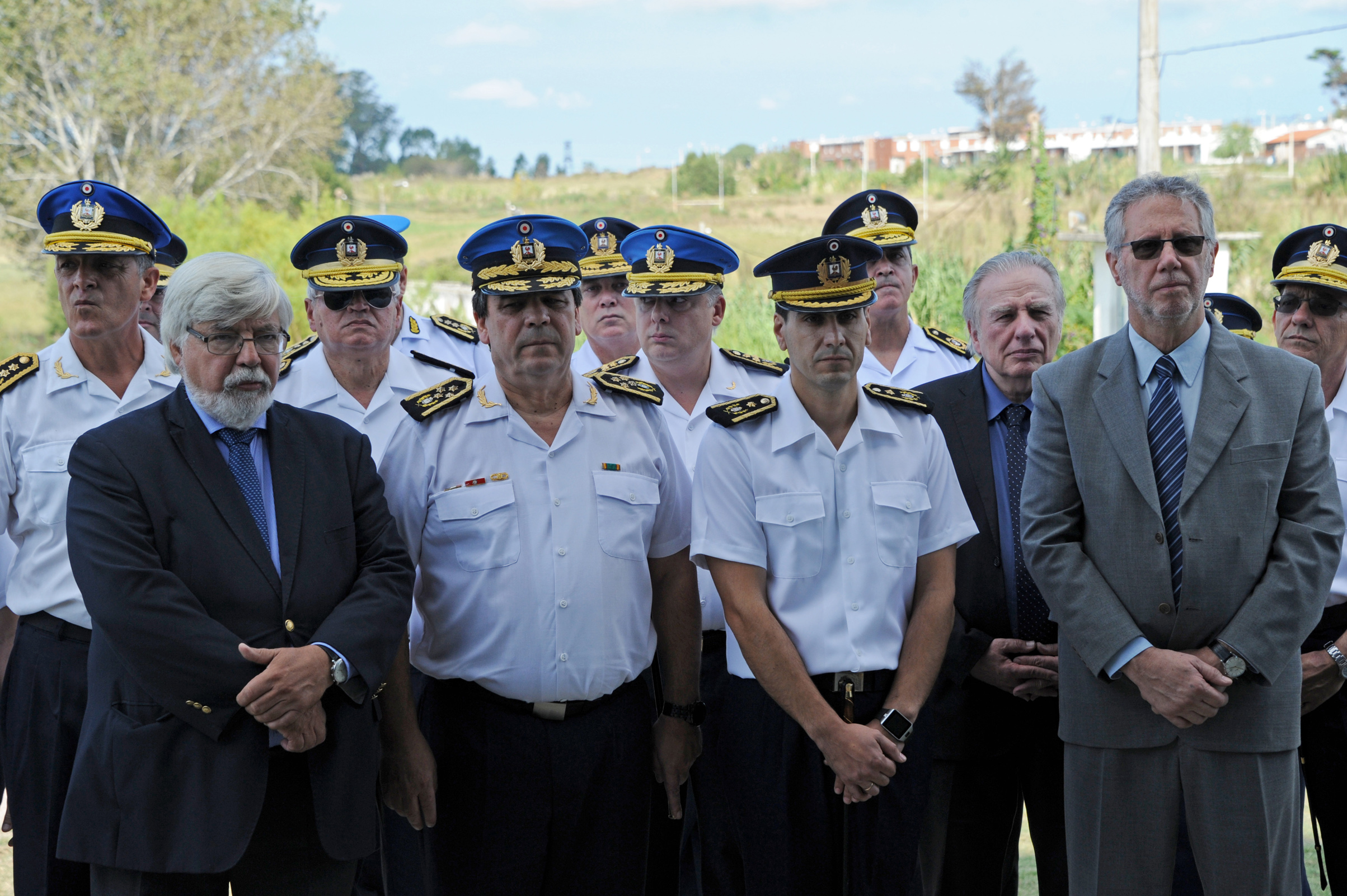Ministro Eduardo Bonomi junto a subsecretario Jorge Vázquez y oficiales de policía