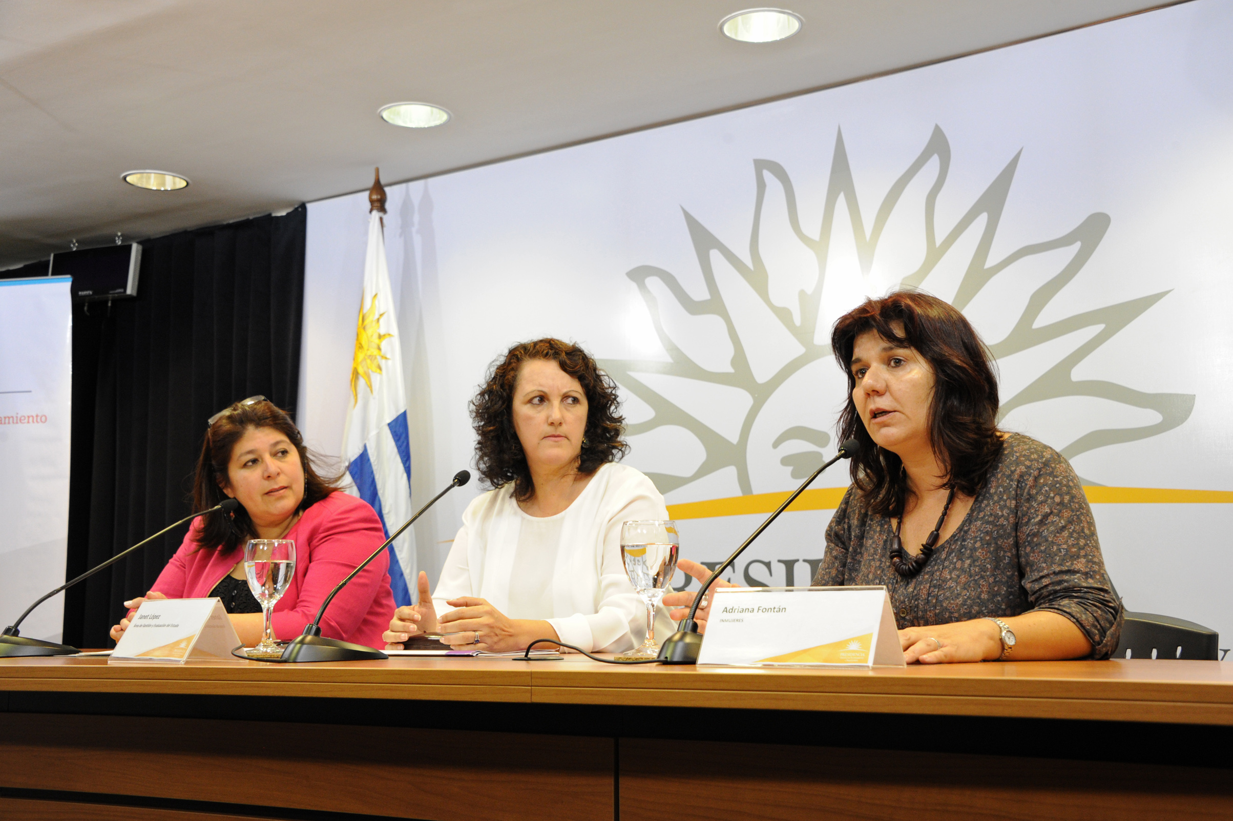 Adriana Fontan, representante de Inmujeres, haciendo uso de la palabra