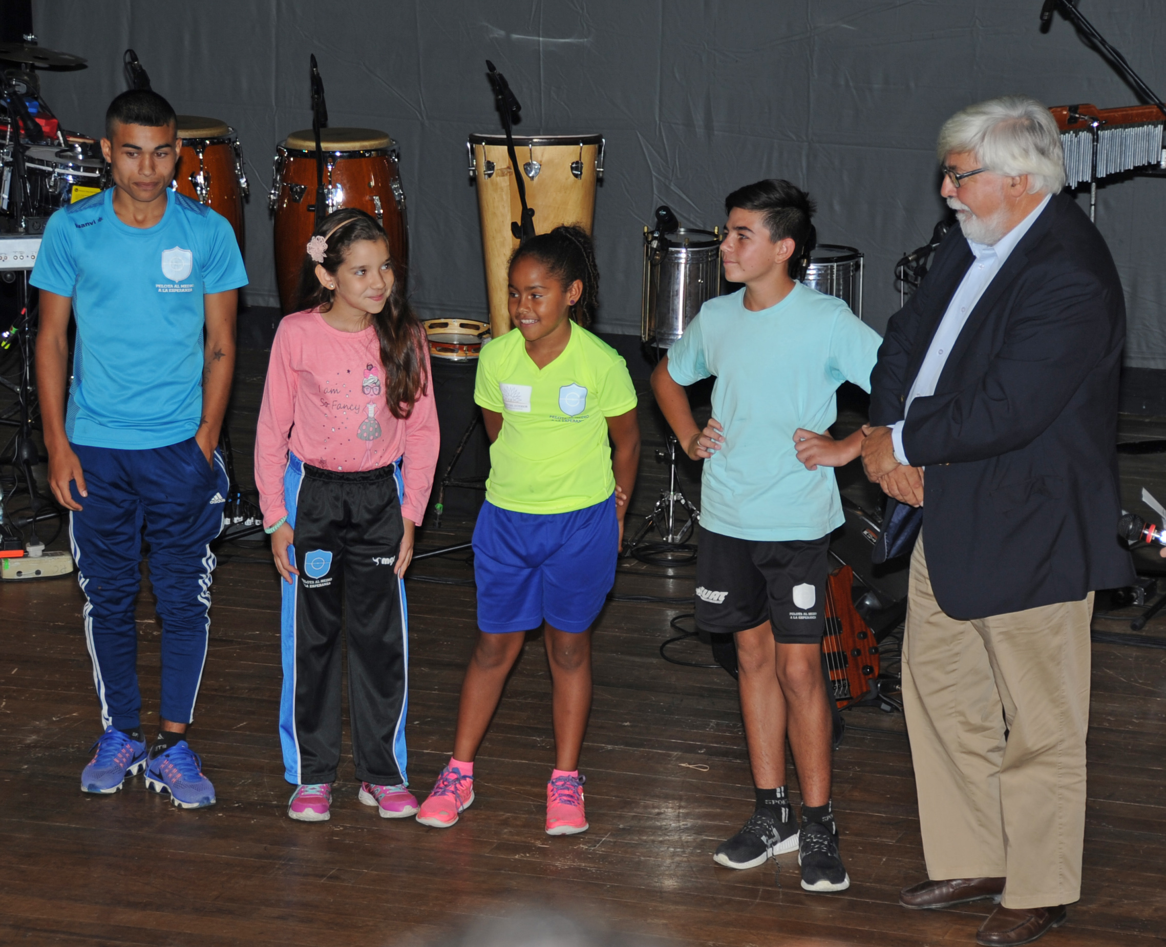 Ministro Eduardo Bonomi, con participantes del programa Pelota al Medio a la Esperanza