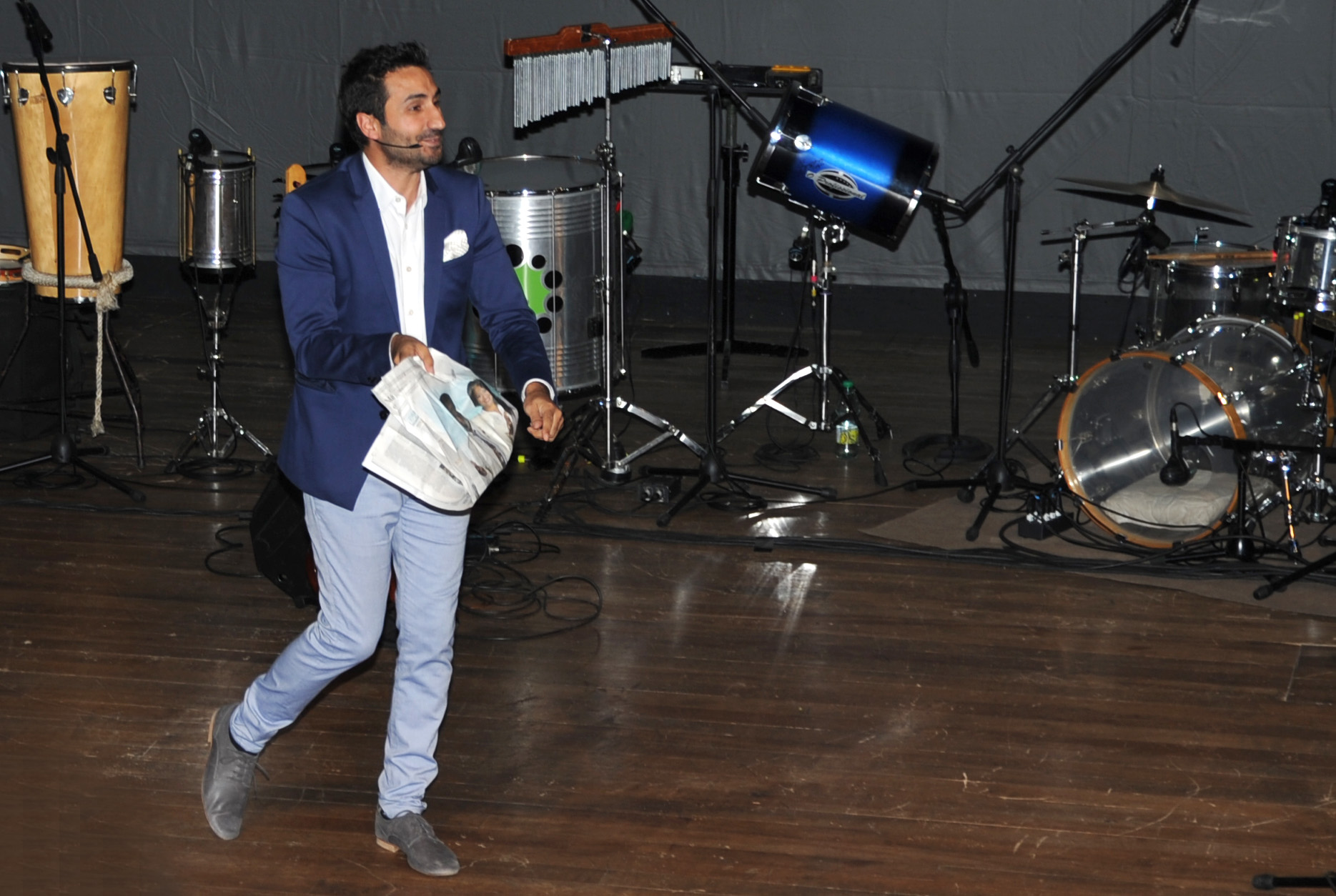 Mago animando el evento