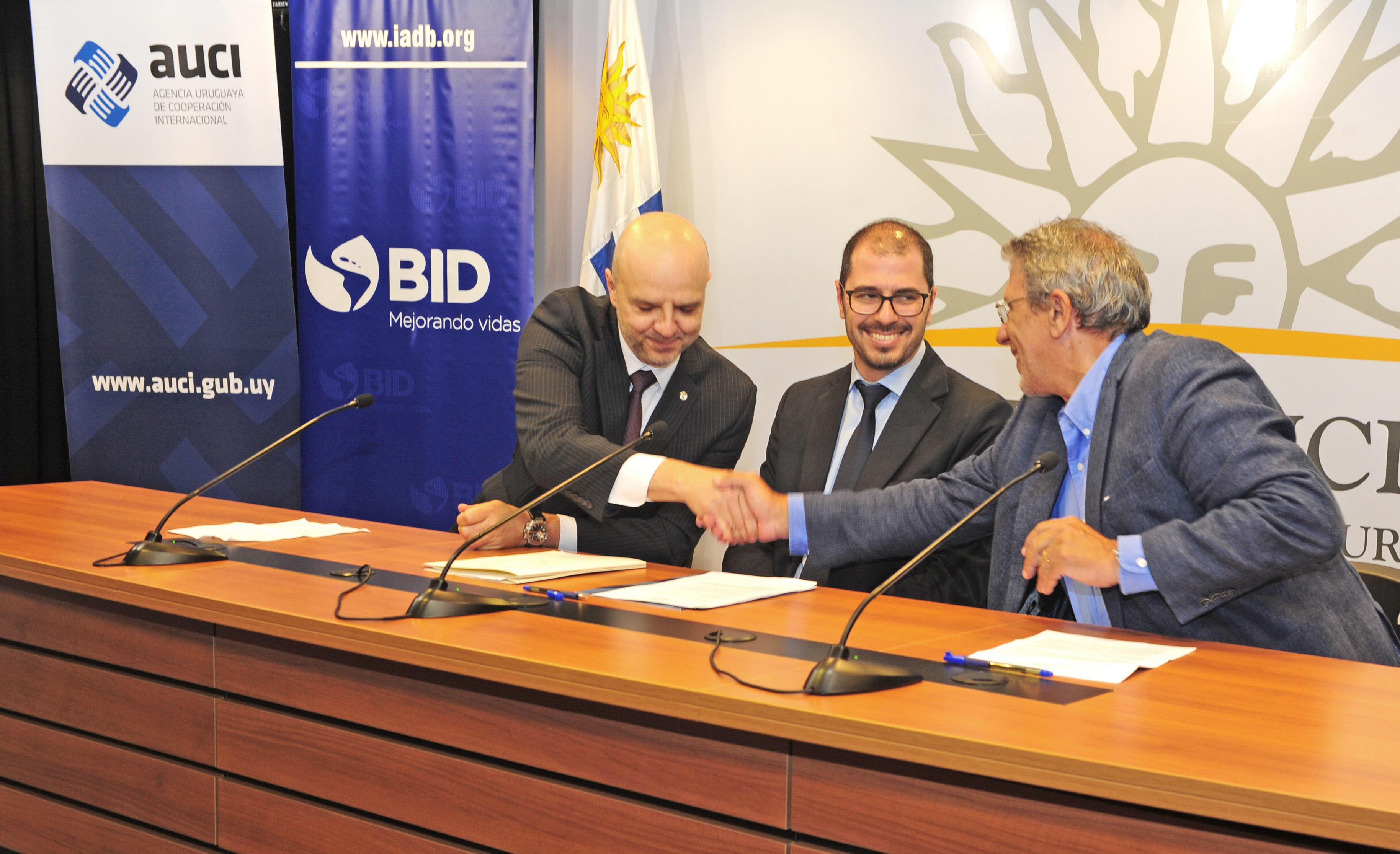 El director ejecutivo de Uruguay XXI, Antonio Carámbula, y el representante del BID, Juan José Taccone, se saludan