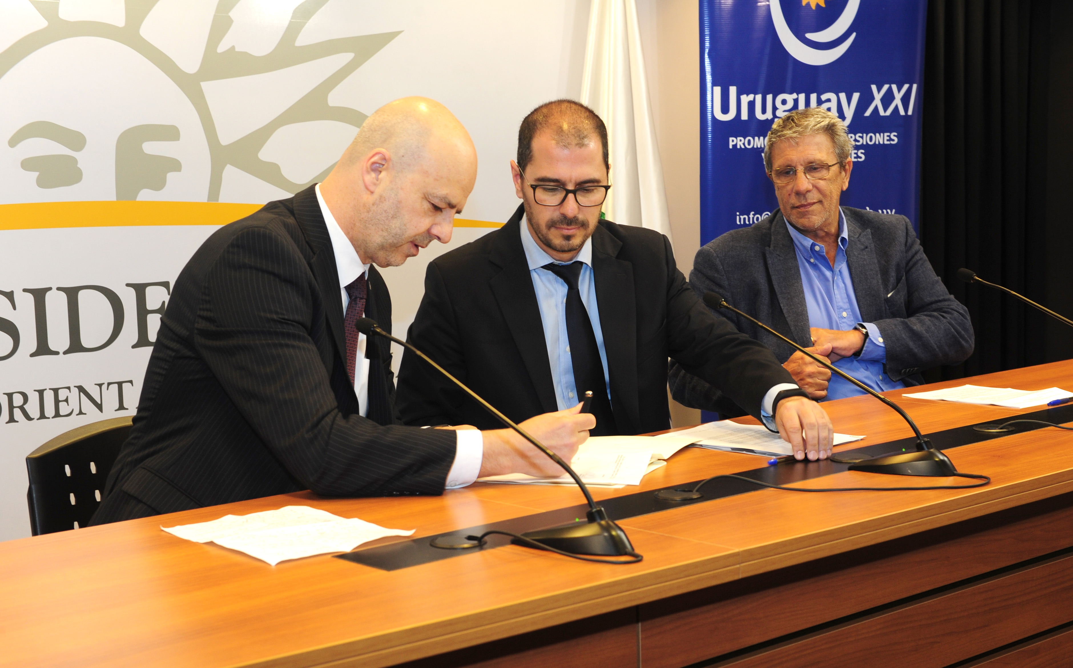 El director ejecutivo de Uruguay XXI, Antonio Carámbula, firma el convenio