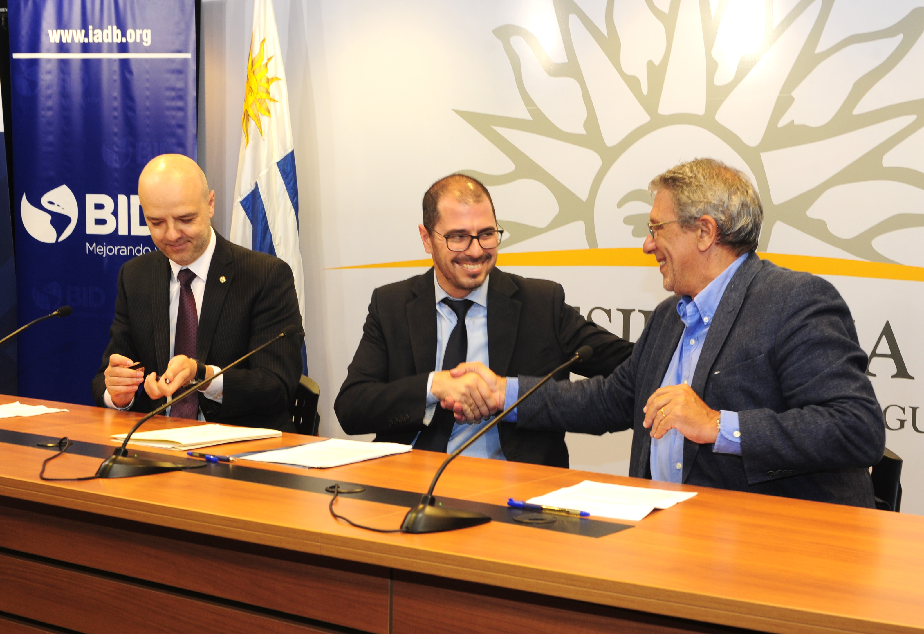 Juan Andrés Roballo como presidente de la AUCI y el representante del BID, Juan José Taccone, se saludan