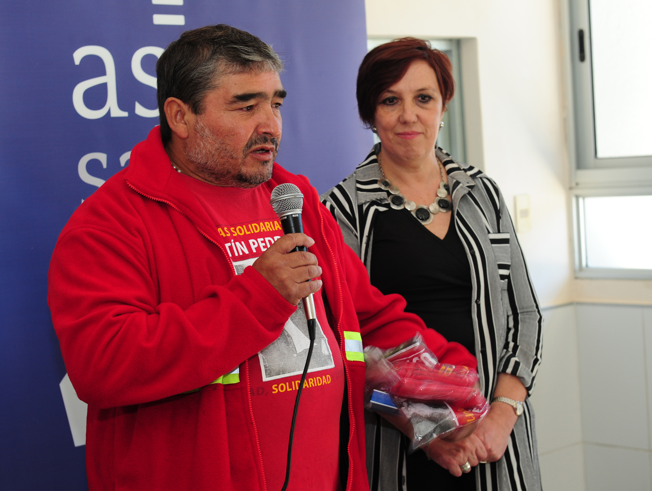 Integrante de las brigadas solidarias de Sunca, dirigiéndose a los presentes
