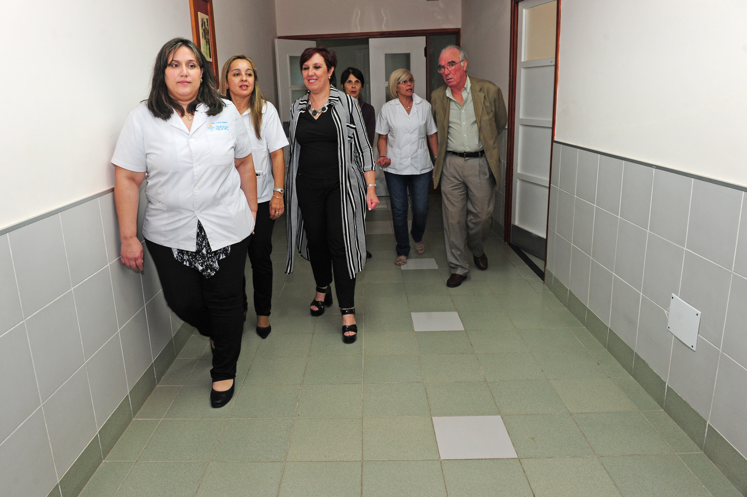 Presidenta de Asse durante la recorriga por el hospital de Dolores, recientemente reconstruído