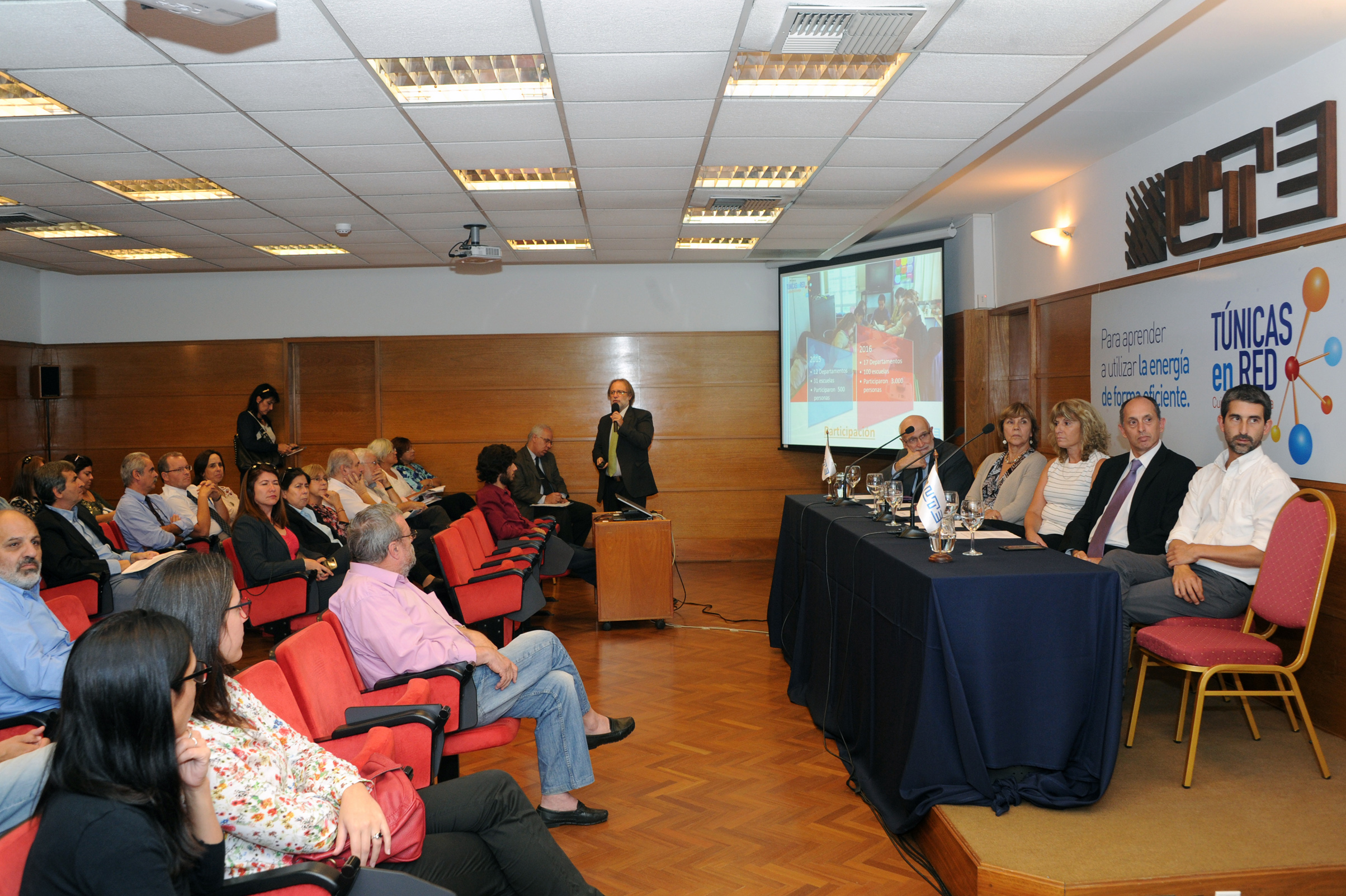 Asistentes al lanzamiento
