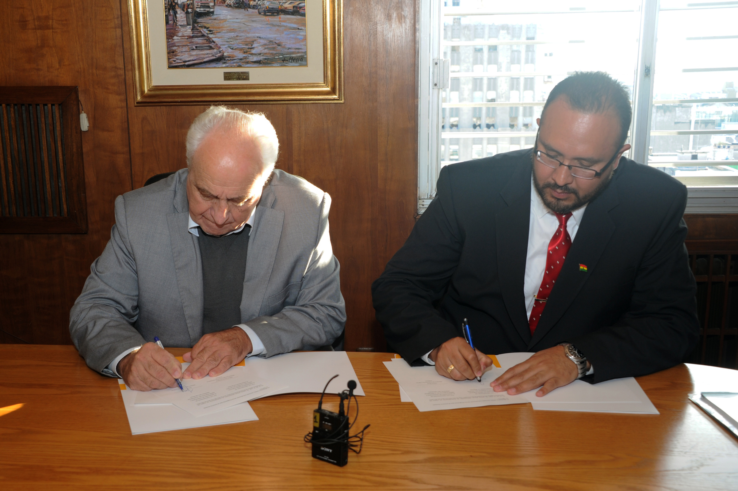 Ministro de Transporte y Obras Públicas, Víctor Rossi, y el ministro de Obras Públicas, Servicios y Vivienda de Bolivia, Milton Claros
