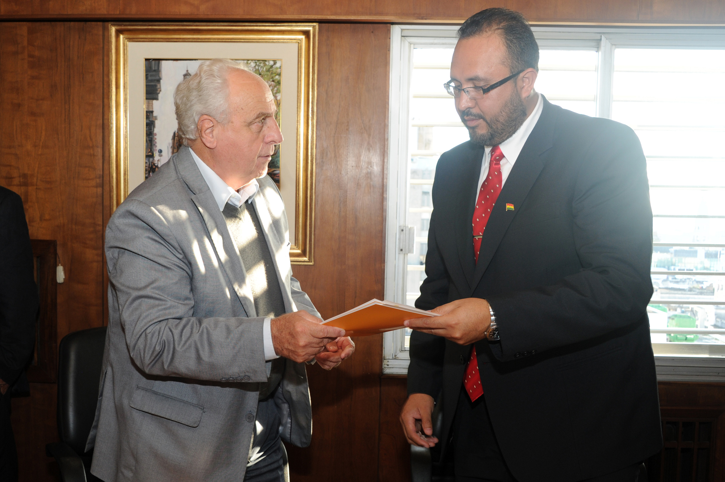 Ministro de Transporte y Obras Públicas, Víctor Rossi, y el ministro de Obras Públicas, Servicios y Vivienda de Bolivia, Milton Claros